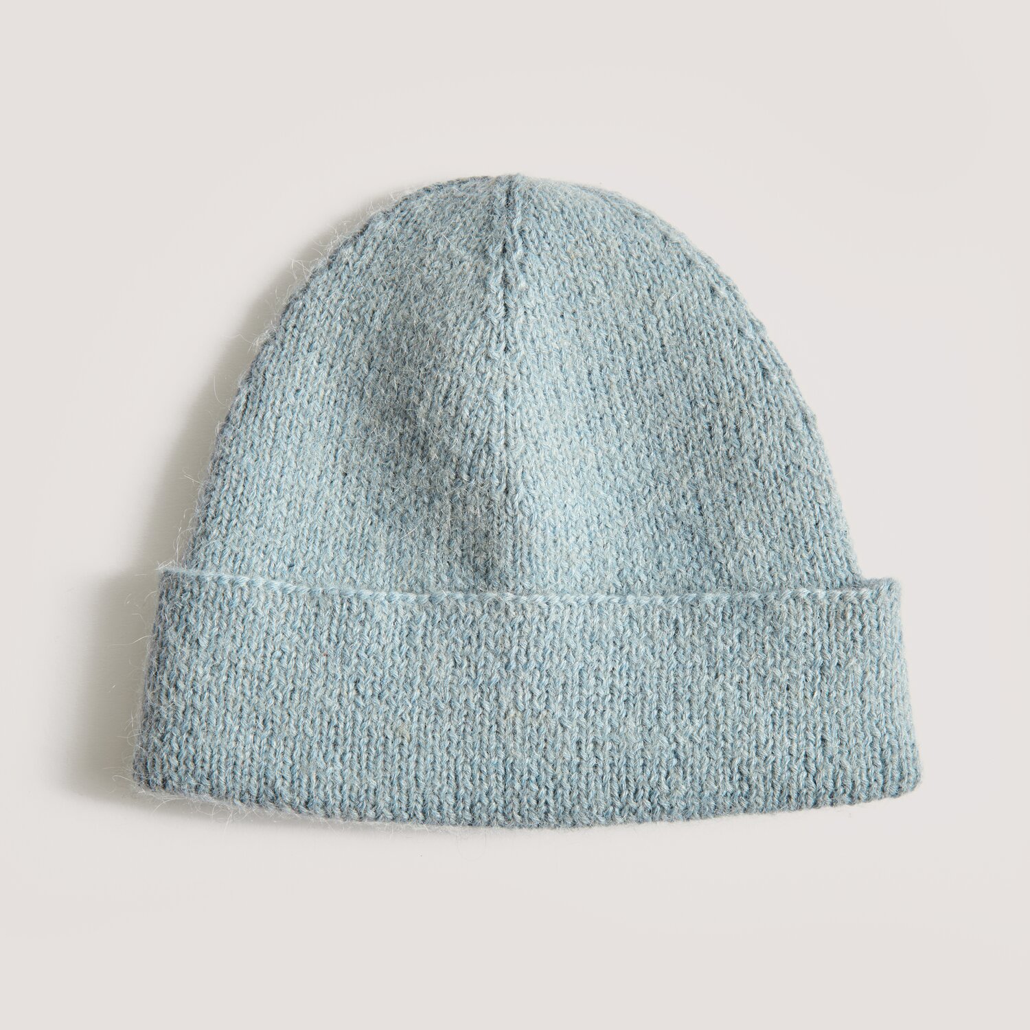 Made by Me Men No. 3 Sprachauswahl deutsch von Rico Design Made by Me Men No. 3, gestrickte Mütze in Hellblau, aus weicher Wolle, ideal für kalte Tage.