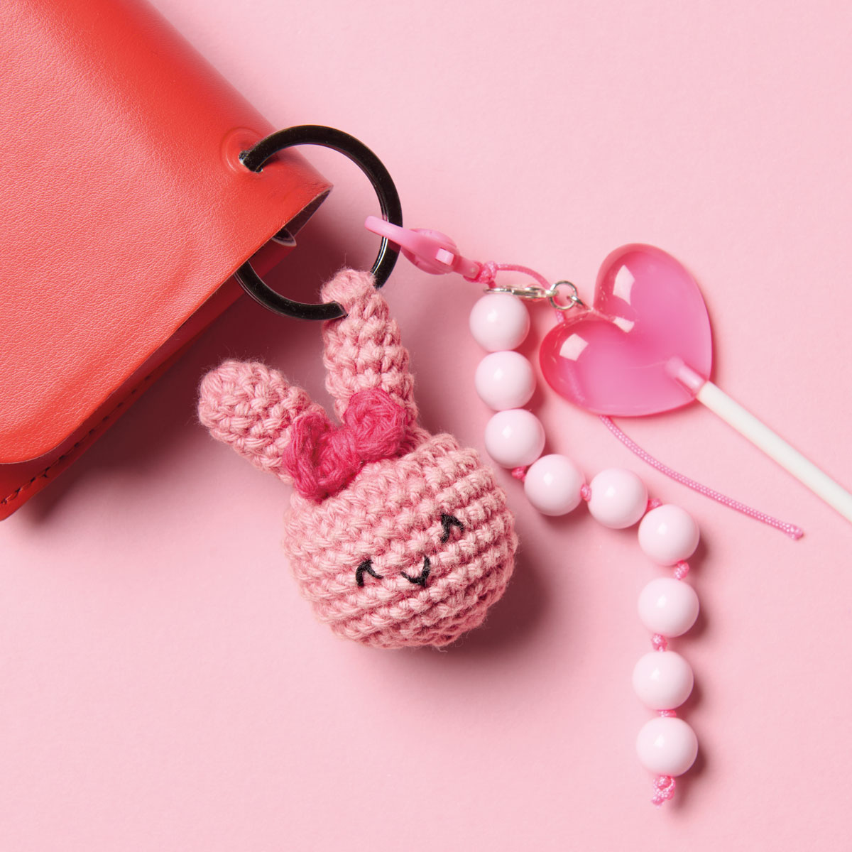 gehäkelter Hasenkopf als Schlüsselanhänger an Etuie