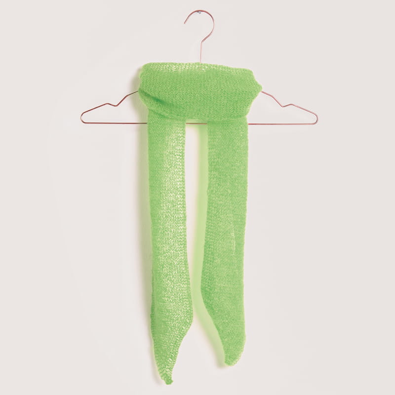 Tuch auf grauem Hintergrund – zum Strickset