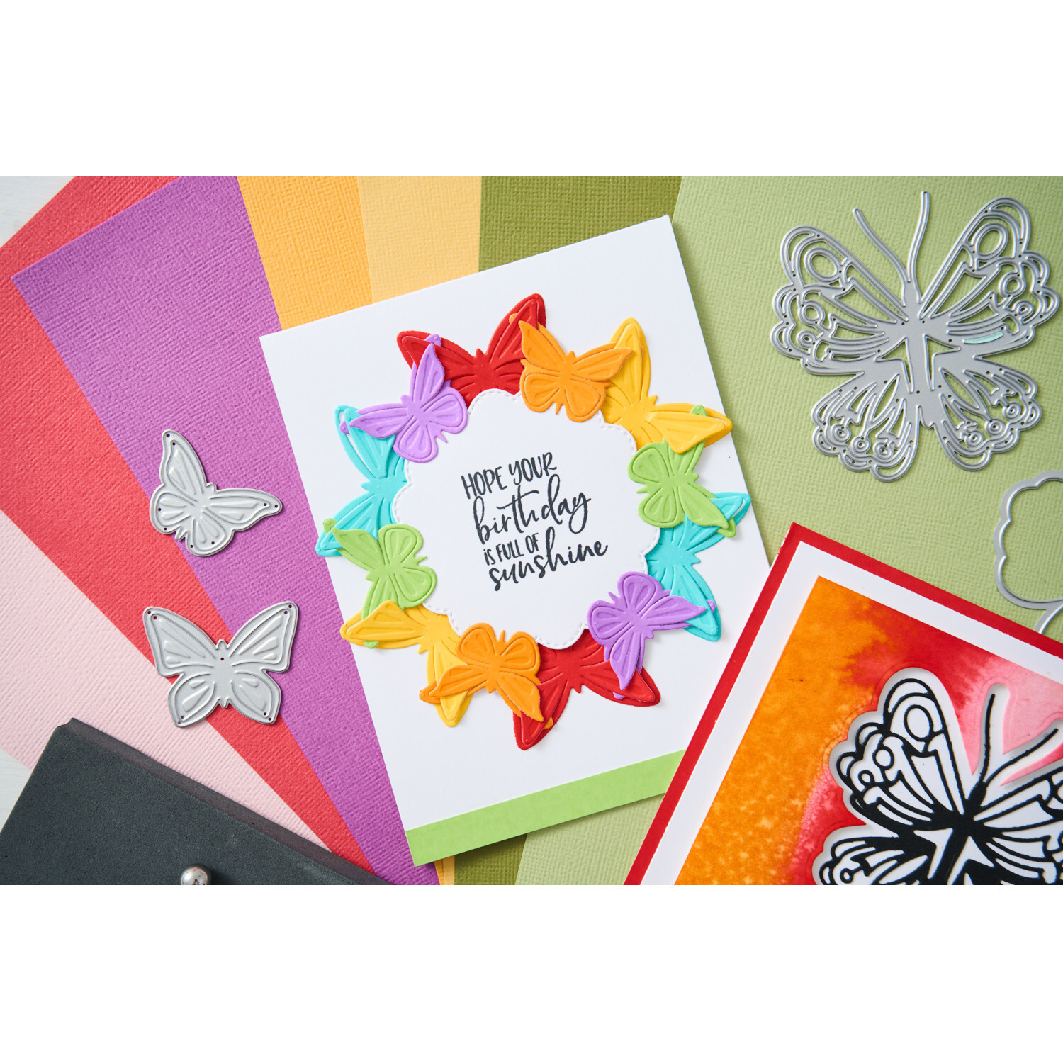 Thinlits Spring Wings Set 9 Stück von idee. Creativmarkt Thinlits Spring Wings Set 9PK: Bunte Schmetterlingskarten mit Sizzix-Stanzformen auf farbigem Papier.