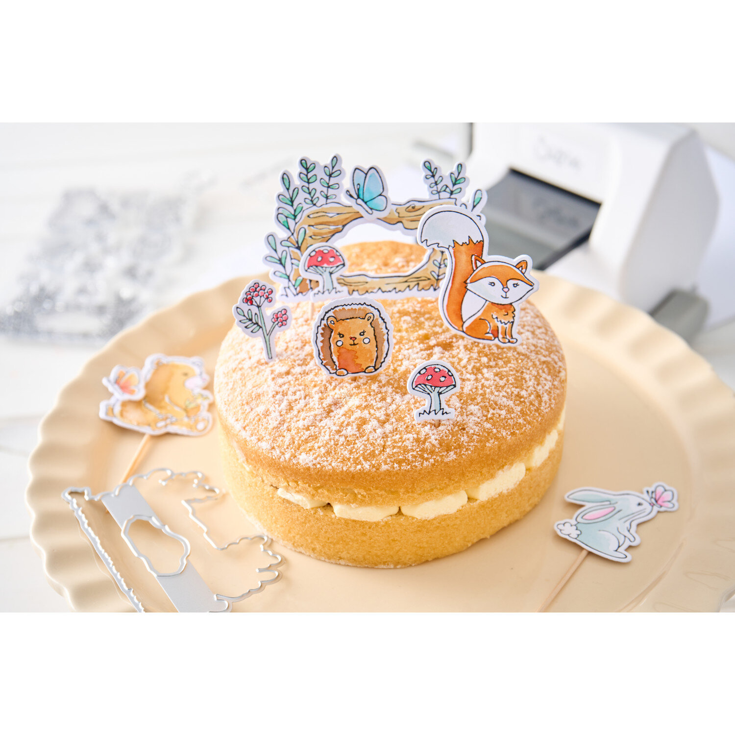 Sizzix Clear Stamps/Framelits Forest Friends Set 10 Stk als ausgestanzte Tiermotive auf dekorierter Torte mit Stanze und weiteren Paperelementen auf Teller