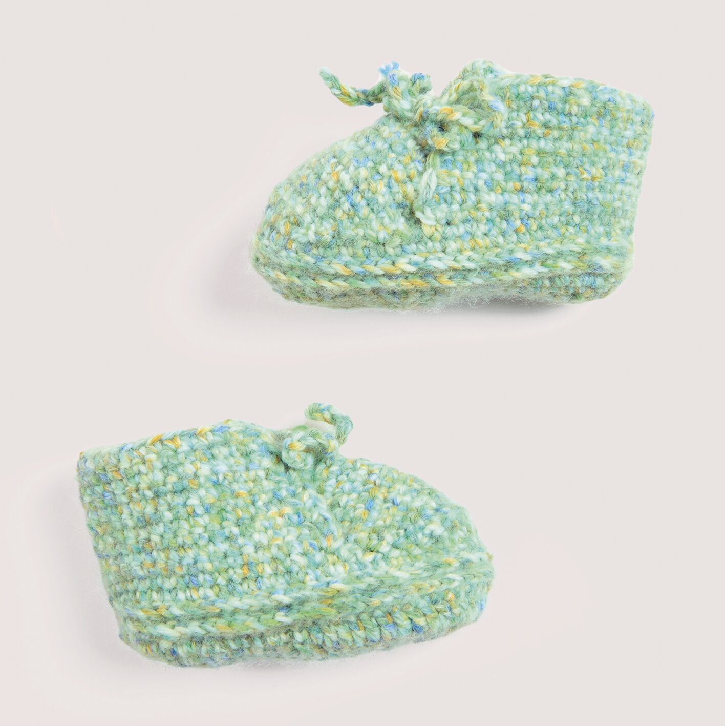 Rico Baby 044 Rico Baby Dream dk A Luxury Touch, handgestrickte Babyschuhe aus weichem Garn in Farbton Meadow Spray, detailreich strukturierte Oberfläche