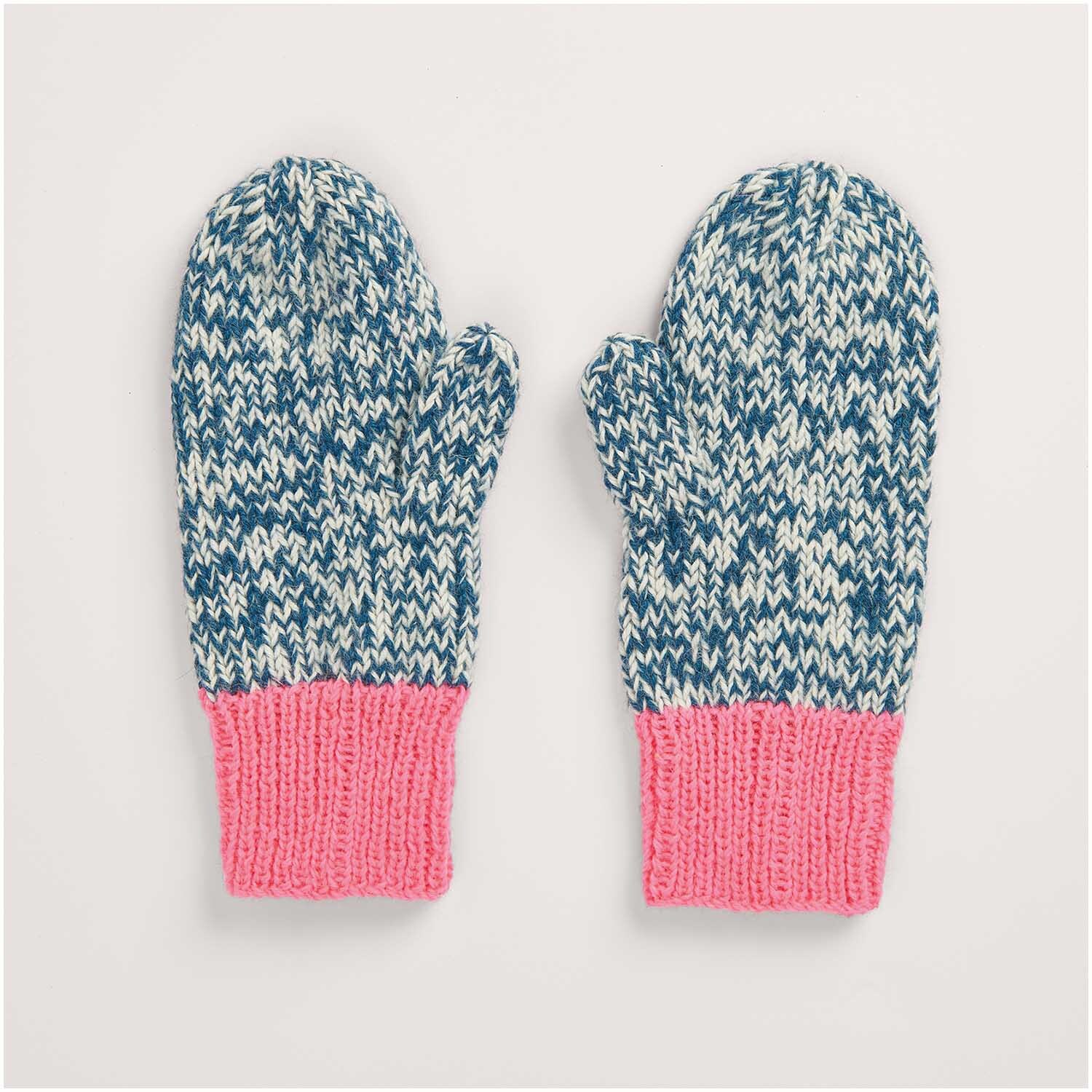 Strickset Fäustlinge Modell 18 aus Made by Me Nr. 17. Die Fäustlinge sind in Blau und Weiß gestrickt mit einem pinken Bündchen. Perfekt für kalte Tage.