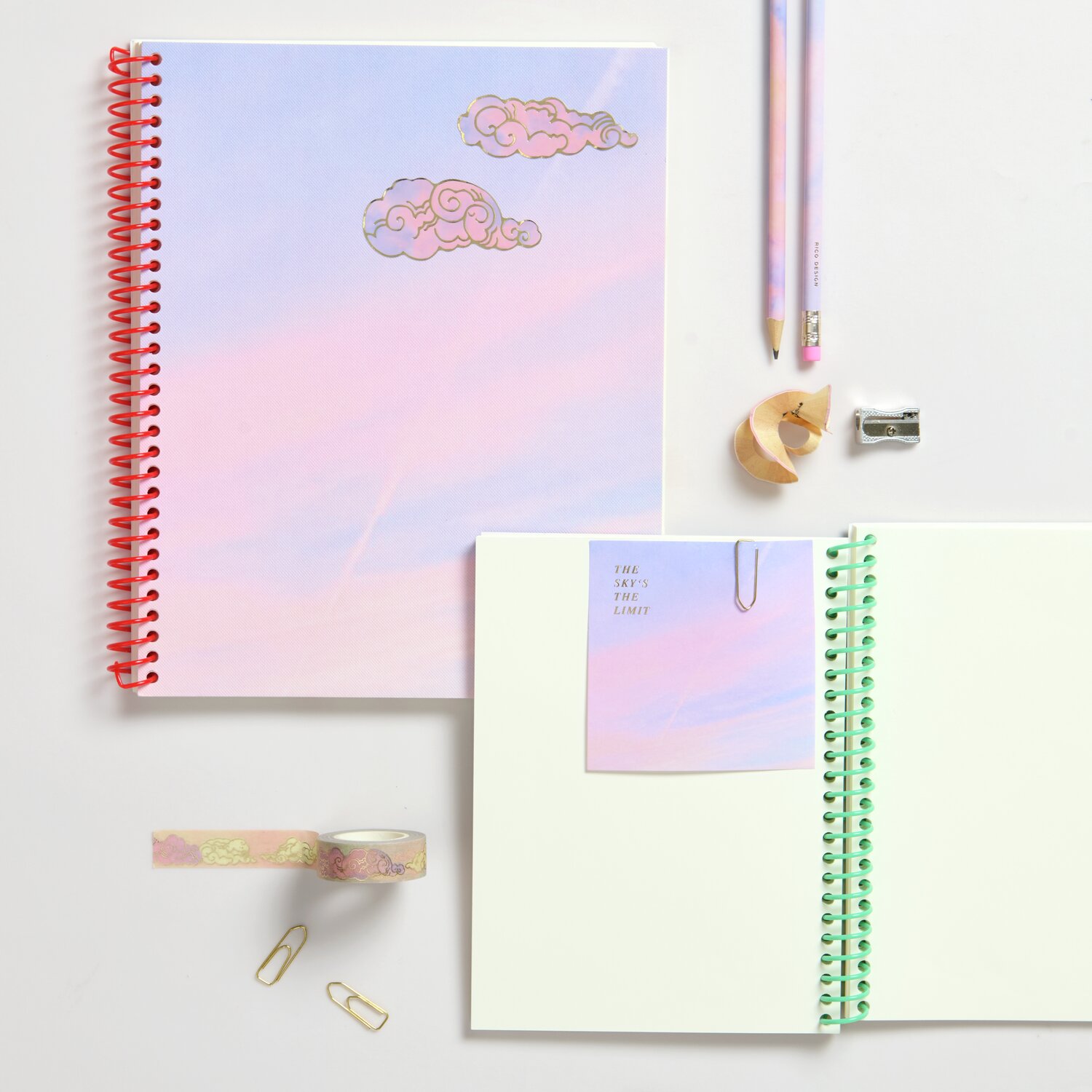 Paper Poetry Notizbuch L Himmel 80 Seiten mit pastellfarbenem Cover und Wolkenmotiv. Daneben Notizzettel-Box "The Sky is the Limit" und Büroaccessoires.