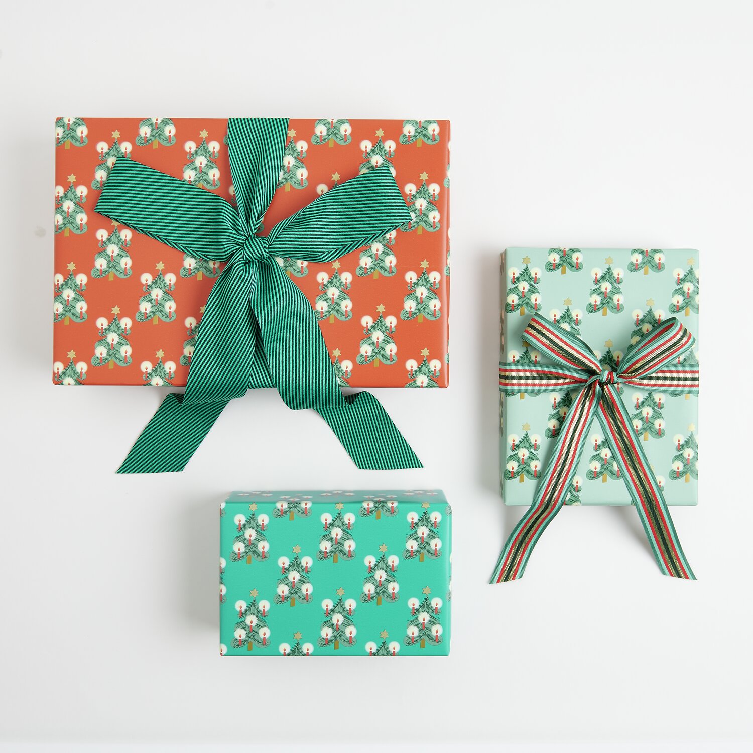 Paper Poetry Webband diagonale Streifen 50mm 3m Farbe Grün von Rico Design Paper Poetry Geschenkpapier Tannenbäume Mix, drei Geschenke mit Tannenbaum-Muster und Bändern.