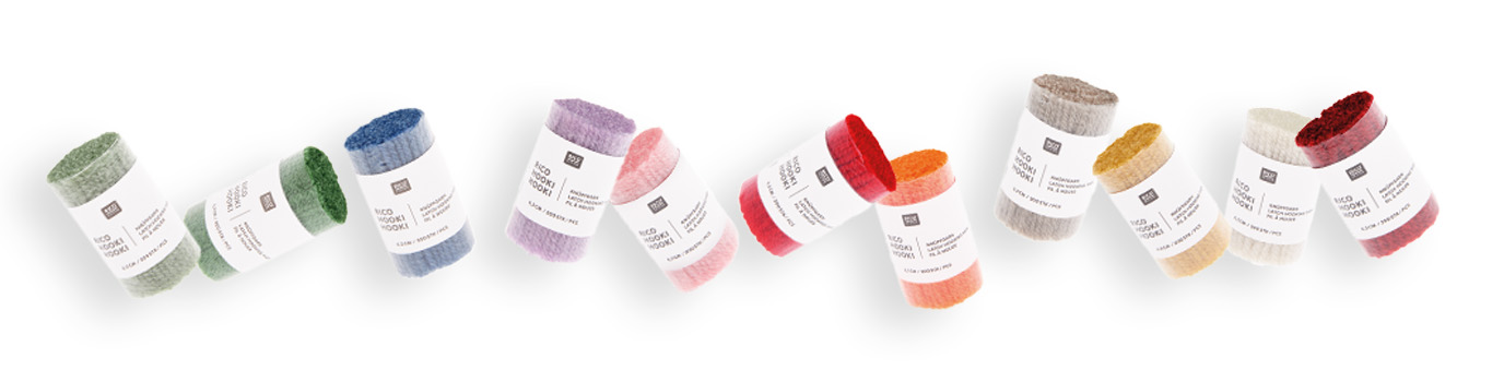 Verpackte Knüpfgarne in verschiedenen Farben und nach Farben sortiert.