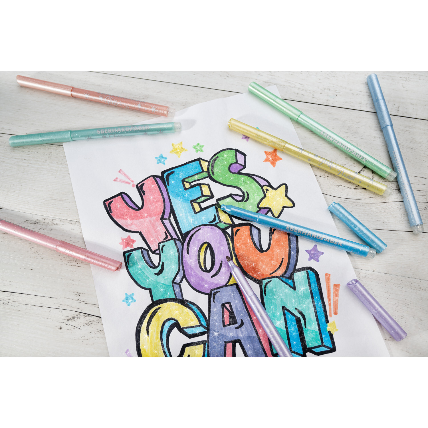 Glitter Fasermaler Pastell 8 Stück von Eberhard Faber Vertrieb Glitter Fasermaler Pastell 8 Stück, bunte Stifte auf Holzuntergrund, Schriftzug "YES YOU CAN" kreativ gestaltet.