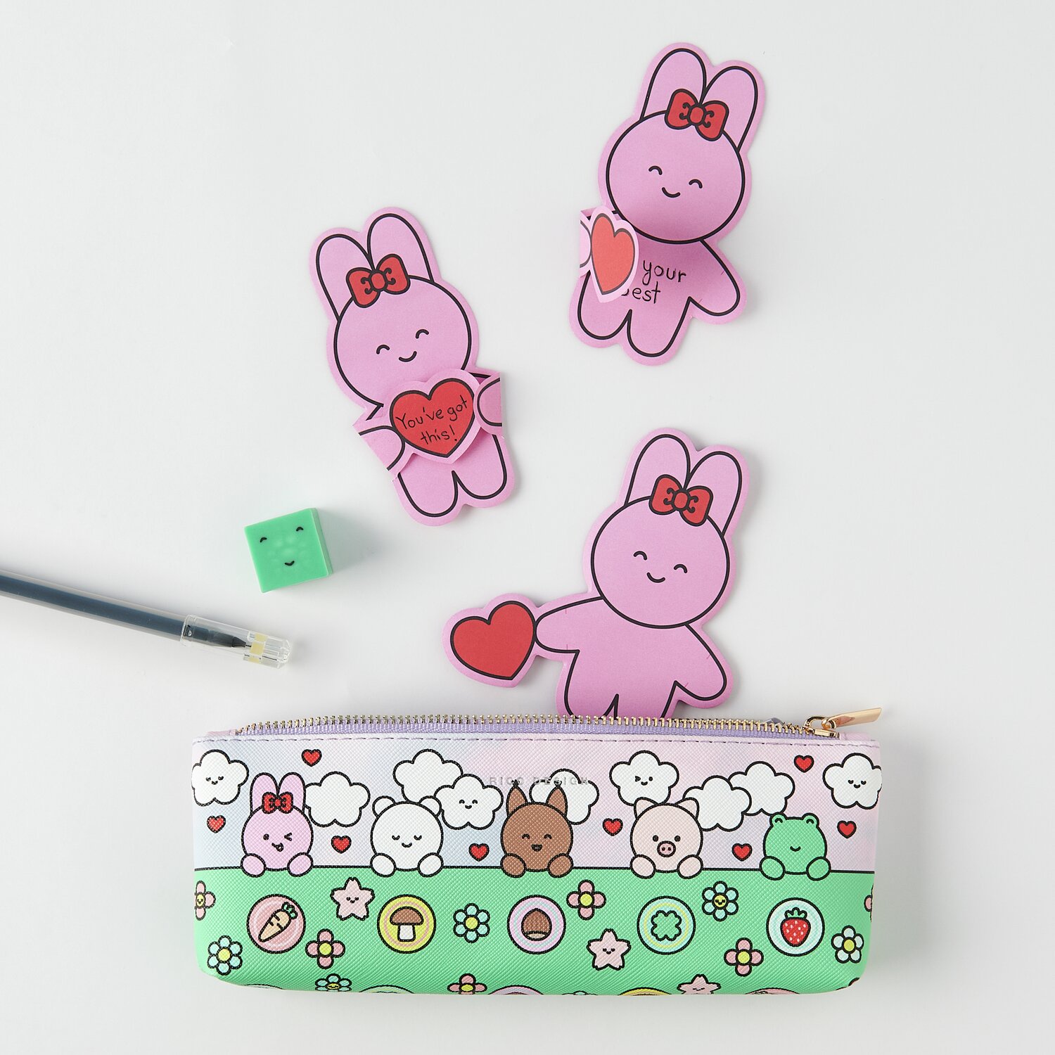 Paper Poetry Haftnotizen Hase in Rosa, 86x93mm, 25 Blatt, neben einer bunten Federtasche.