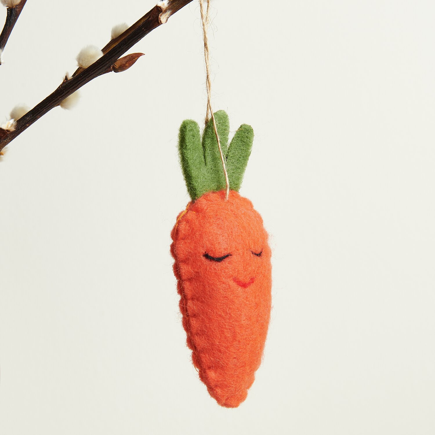 Aufhänger Filz-Möhre Geschlossene Augen 2D 11,4x4,6x2,3cm von Rico Design