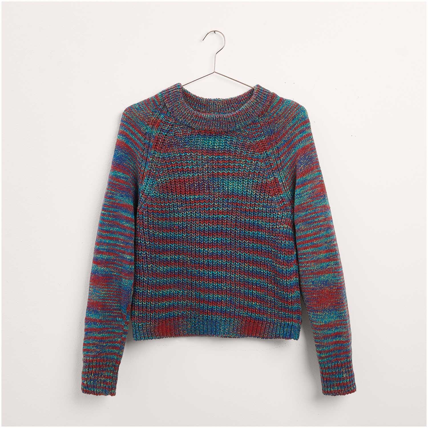 Pullover in bunten Streifen aus der Kollektion "Made by Me Nr. 17", Modell 41. Der Strickset-Pullover zeigt ein farbenfrohes Design in Blau, Rot und Grün, ideal für kreative Modeprojekte.