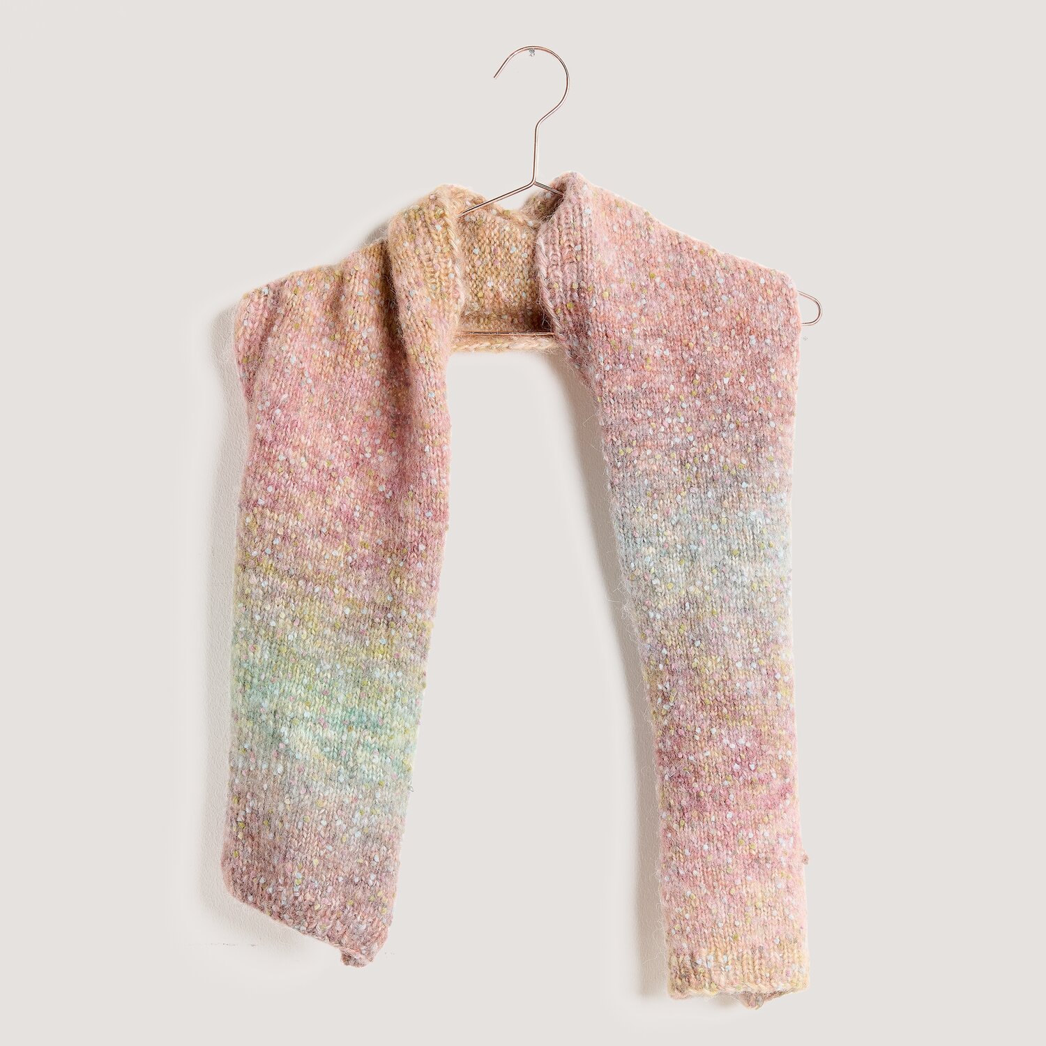 Creative Painted Power, Strickschal aus weichem, mehrfarbig pastelligem Garn mit feinem Farbverlauf, handgearbeitet, präsentiert auf minimalistischem Bügel, 100g 310m