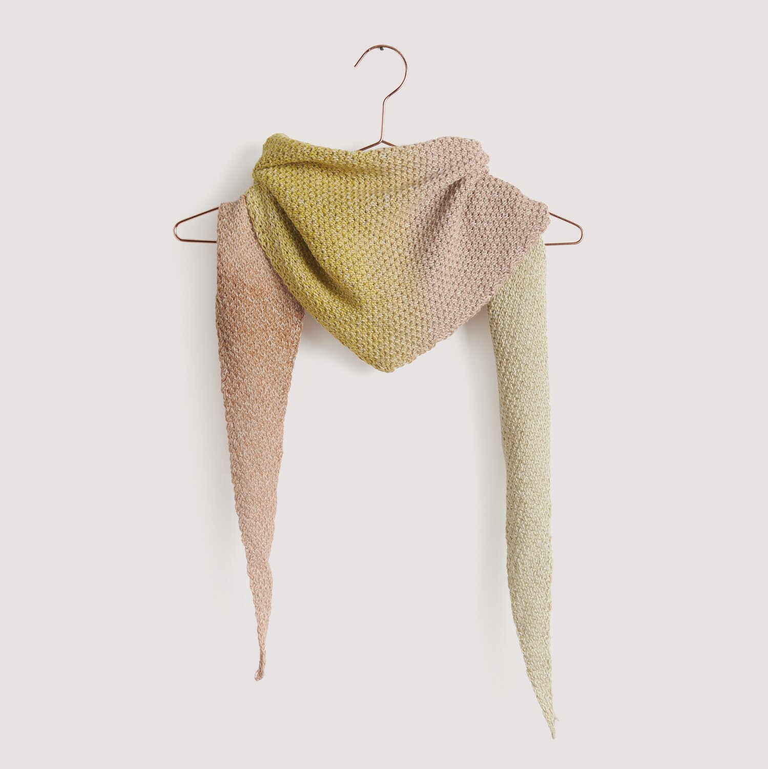 Gestricktes Dreieckstuch in rosa auf Bügel