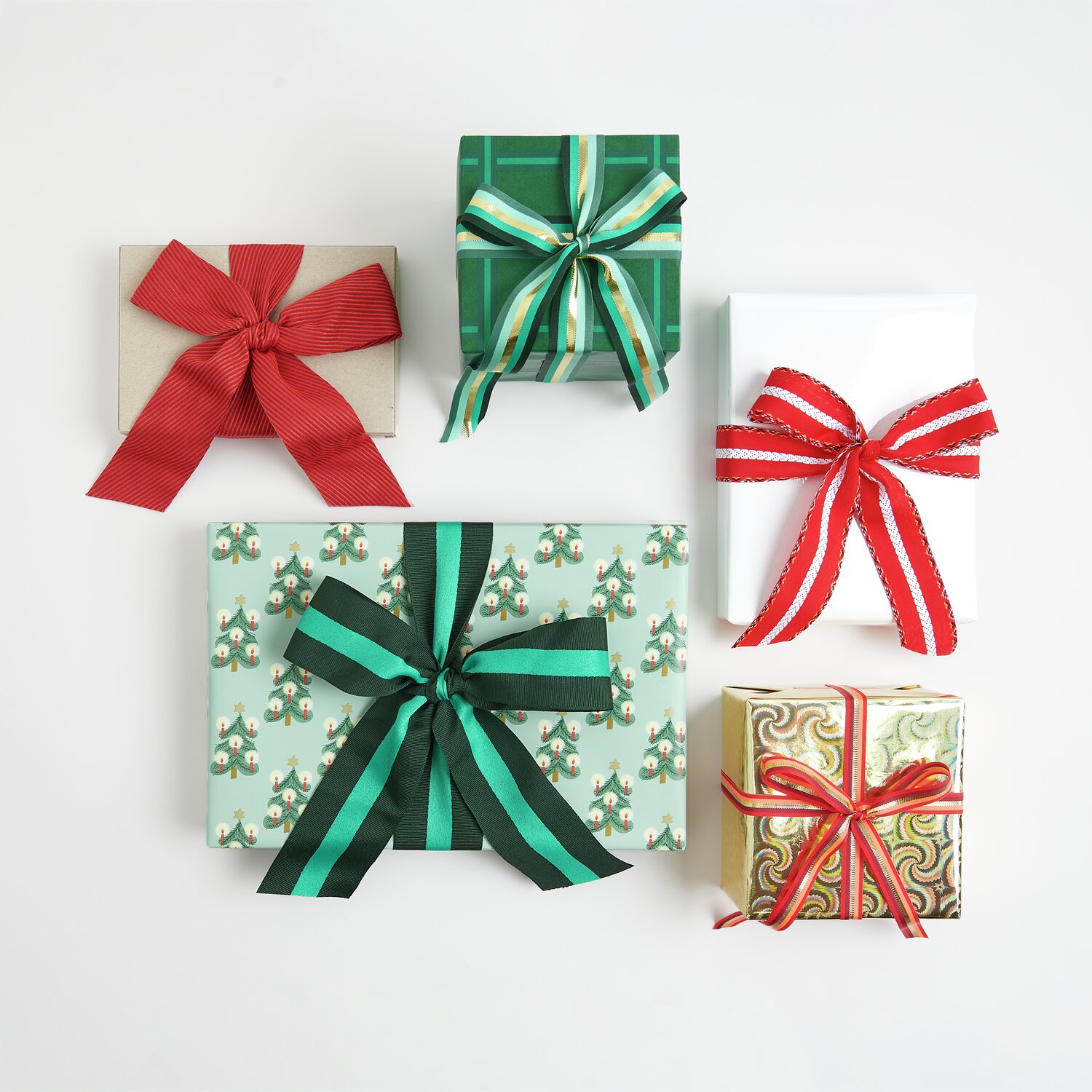 Geschenkpapier Tannenbäume 200x70cm, fünf Geschenke mit bunten Schleifen, festlich verpackt.