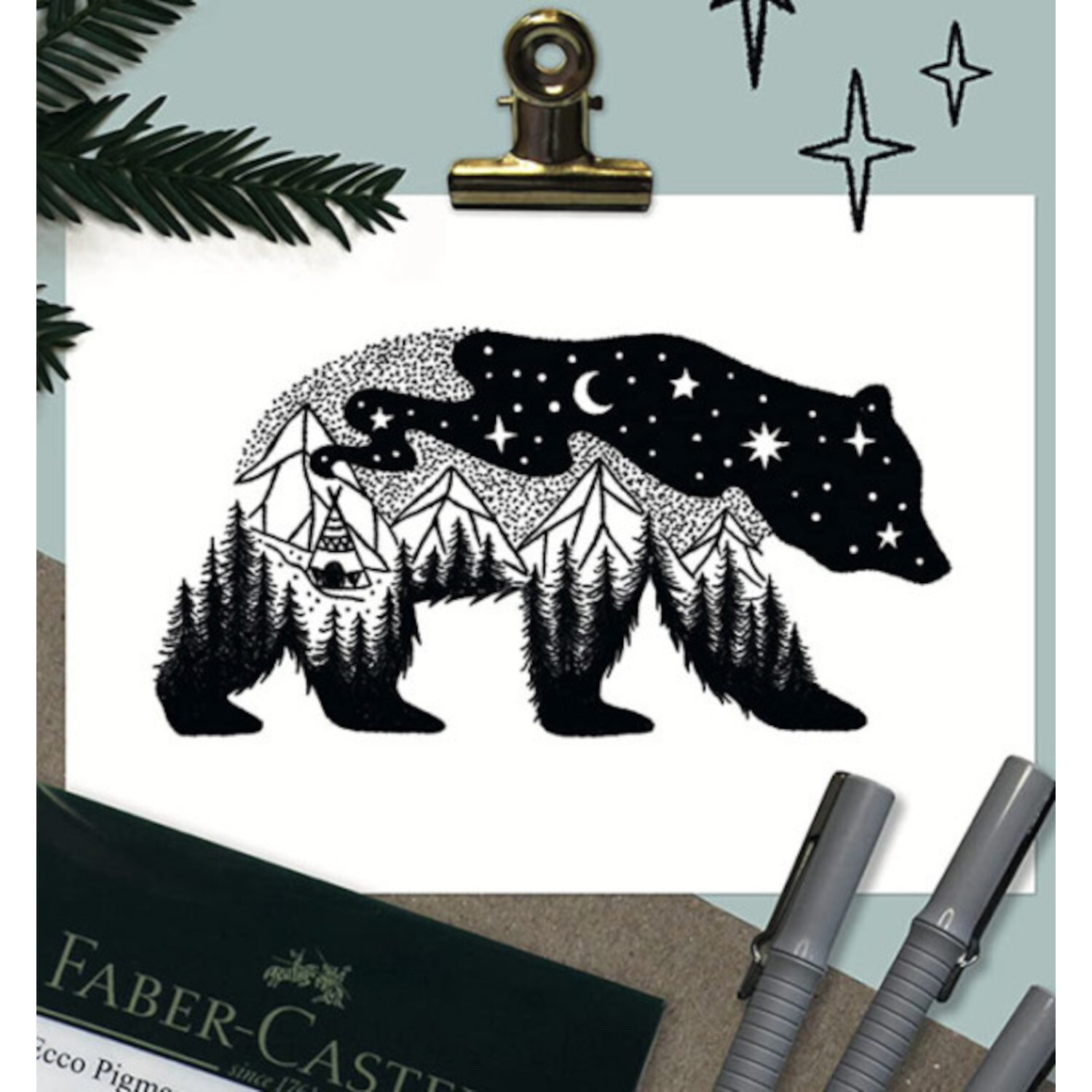 Fine Line: Schwarz-weiße Bärenillustration mit Berg- und Waldlandschaft, umgeben von Sternen.