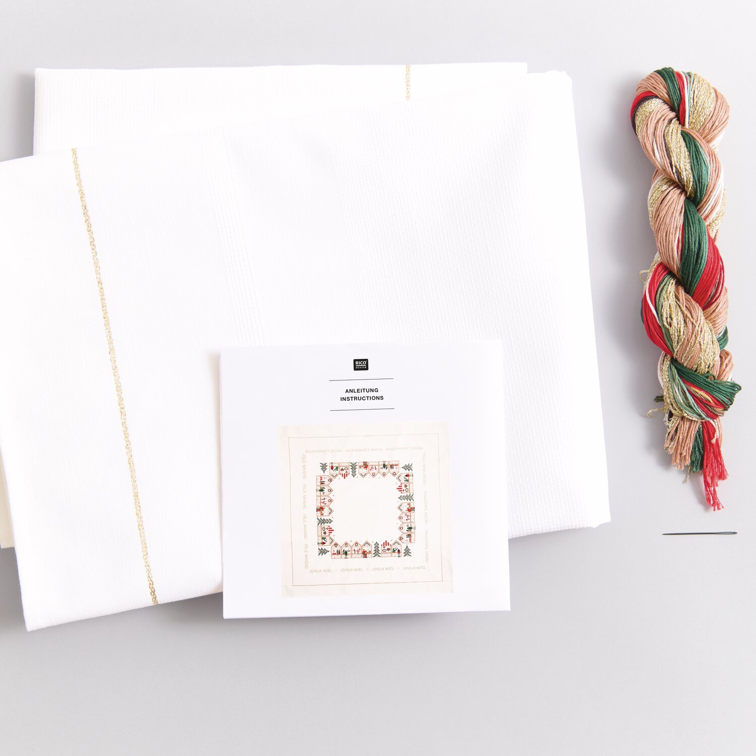 Stickpackung Tischdecke Weihnachtsmarkt, 90x90cm, mit Garn in Rot-Grün und weißem Stoff.