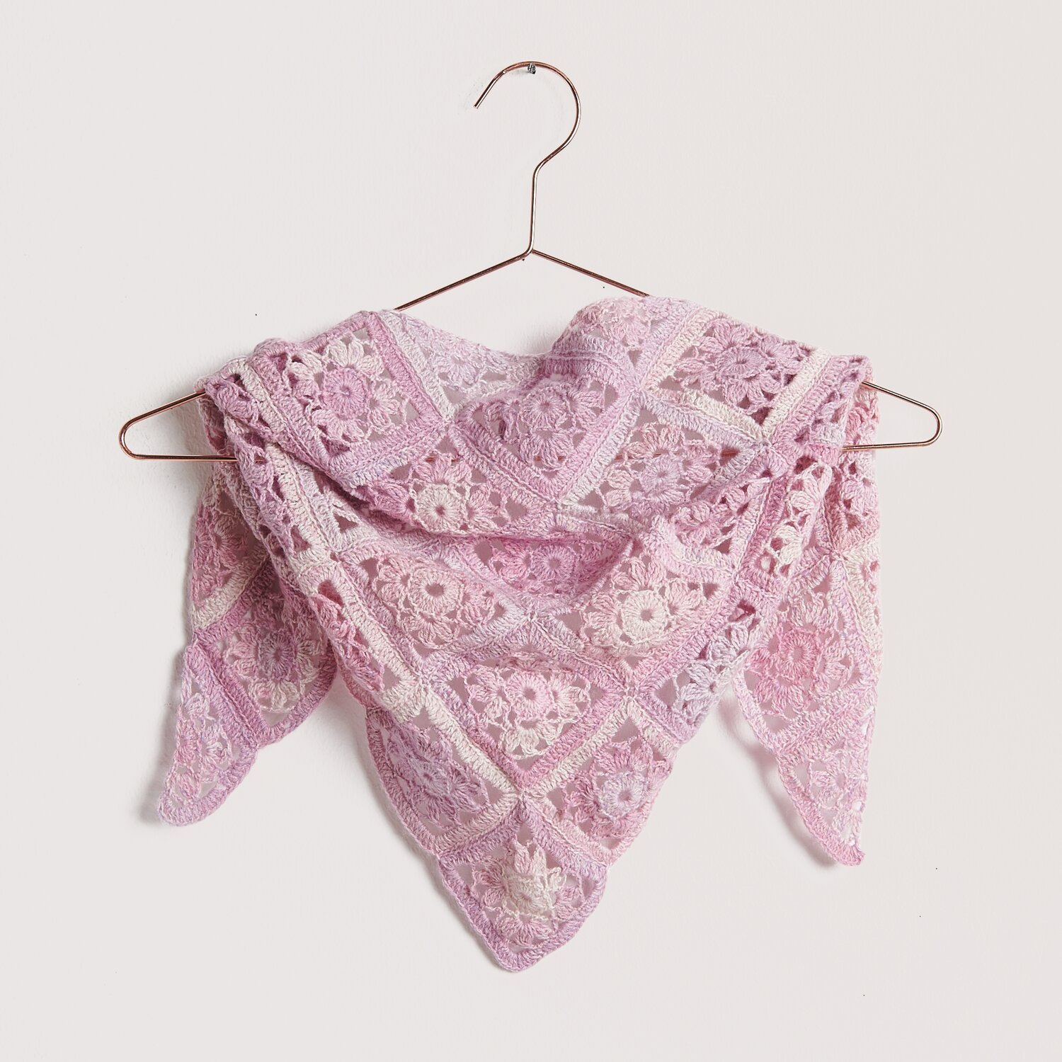 Die Neue Masche No. 12 Frühjahr-Sommer von idee. Creativmarkt Strickset Mini-Dreieckstuch Modell 04b in zartem Rosa, gehäkelt aus Fashion Cotton Merino Lace. Ideal für Frühling und Sommer.