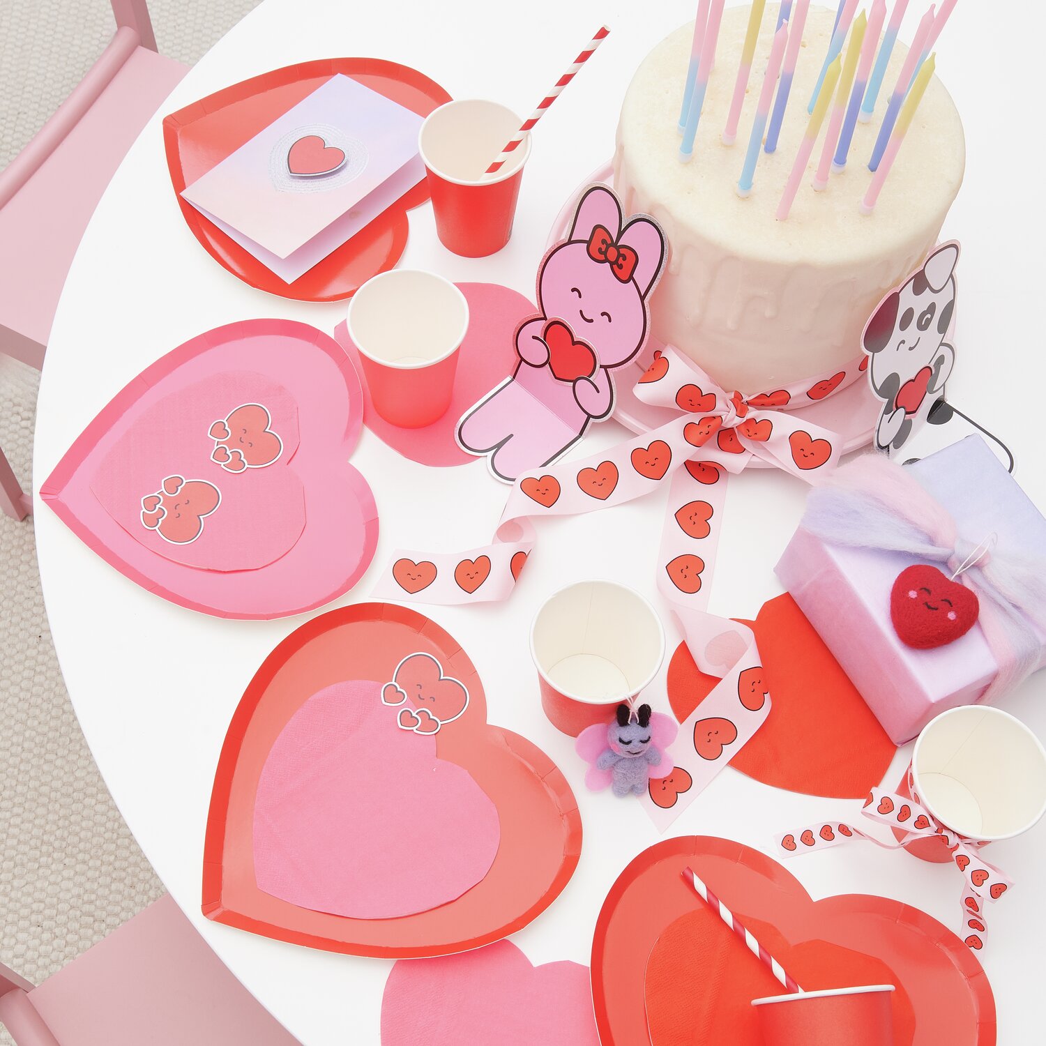 Pappbecher Rot 8 Stück auf einem dekorierten Tisch mit Herz-Papptellern und Servietten.