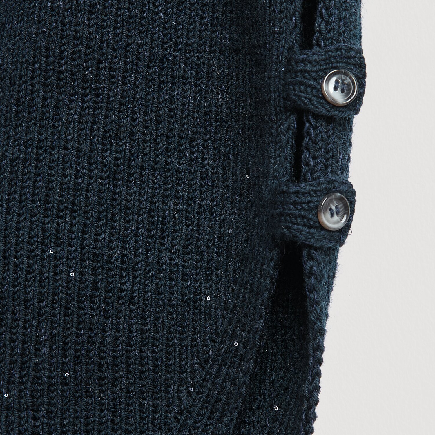 Die Neue Masche No. 13 Herbst von idee. Creativmarkt Essentials Merino dk in Marine zeigt eine gestrickte Textur mit Knöpfen, ideal für kreative Herbstprojekte.