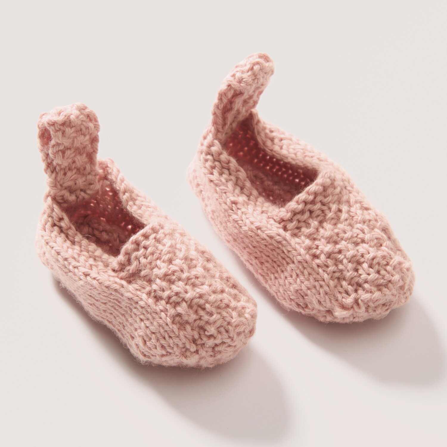 Rico Baby 043 gestrickte Babyschuhe aus weichem, organischem Baumwoll-Kaschmir in zartem Rosa. Ideal für empfindliche Babyfüße.