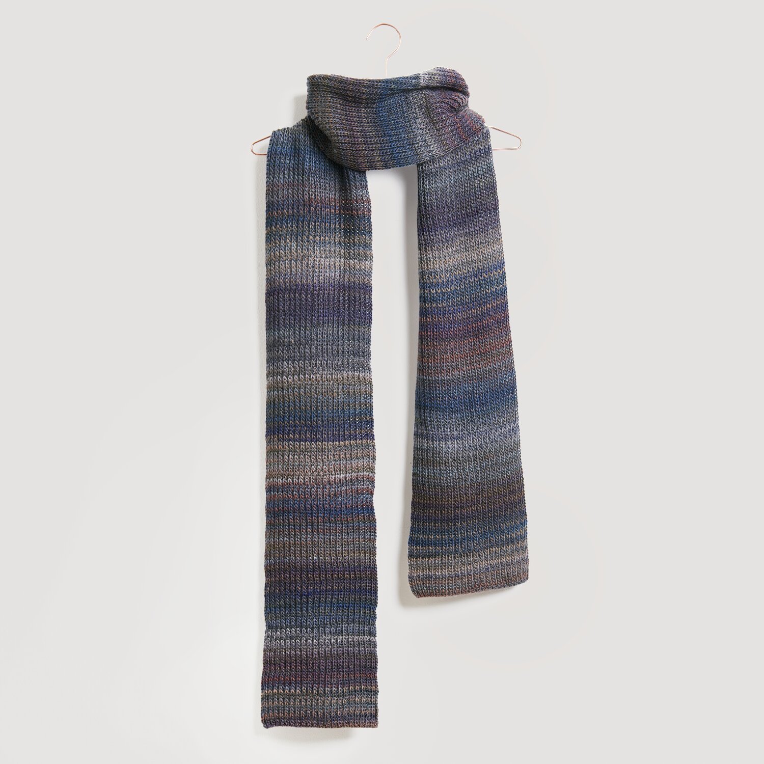 Lovewool No. 21 Herbst-Winter Sprachauswahl deutsch von Rico Design Gestrickter Schal in Blau- und Grautönen, präsentiert als Modell Legeware. Der Schal zeigt ein elegantes, mehrfarbiges Muster und ist ideal für kühle Tage.