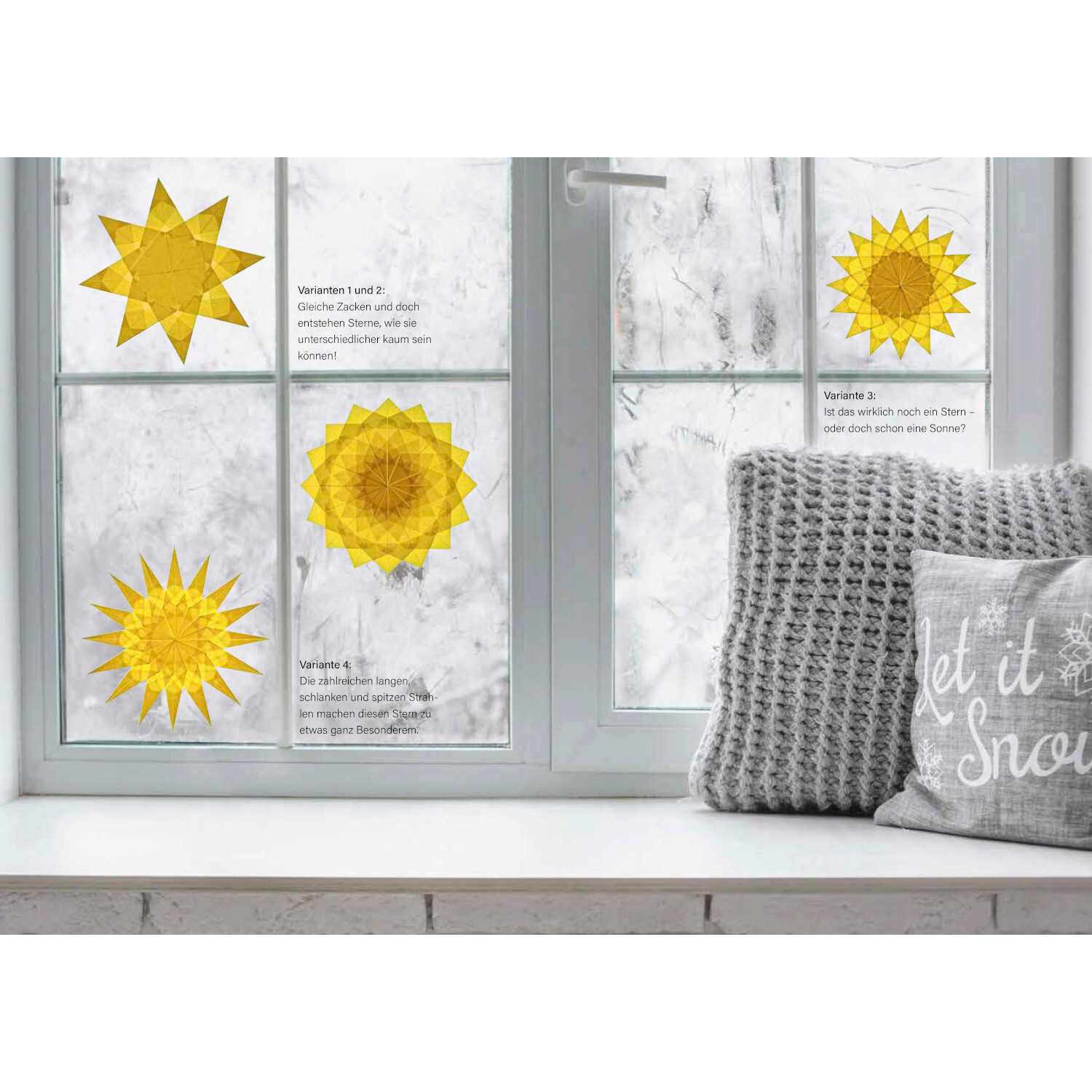 Weihnachtliche Fenstersterne falten: Gelbe Sterne schmücken ein Fenster, daneben ein graues Kissen mit Schriftzug. Ideal für festliche Dekoration.