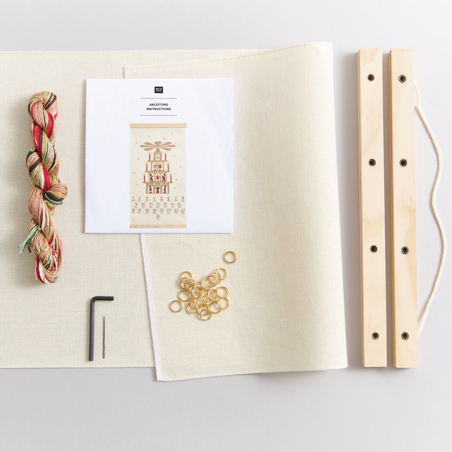 Stickpackung Adventskalender Lichterpyramide mit Stoff, Garn, Holzleisten und Zubehör, ideal für kreative Weihnachtsdekoration.