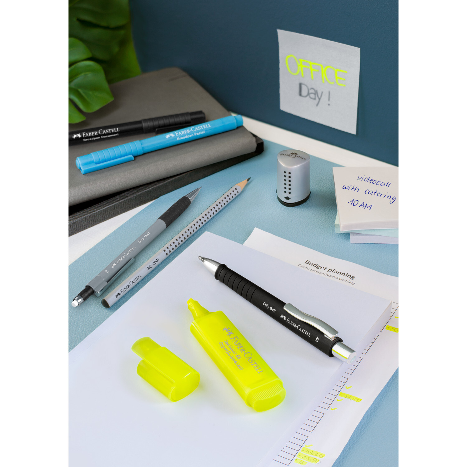 Kugelschreiber Poly Ball XB auf Schreibtisch mit gelbem Textmarker, Notizen und Faber Castell Stiften.
