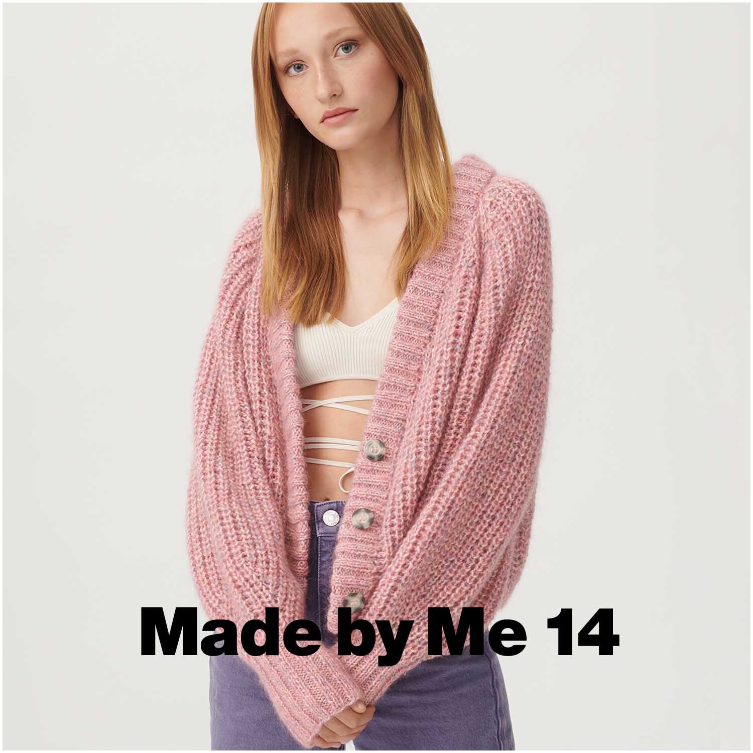 Creative Cotton Flecky Fleece dk: Frau trägt rosa Strickjacke, gestrickt aus weichem Garn, 100g 250m.