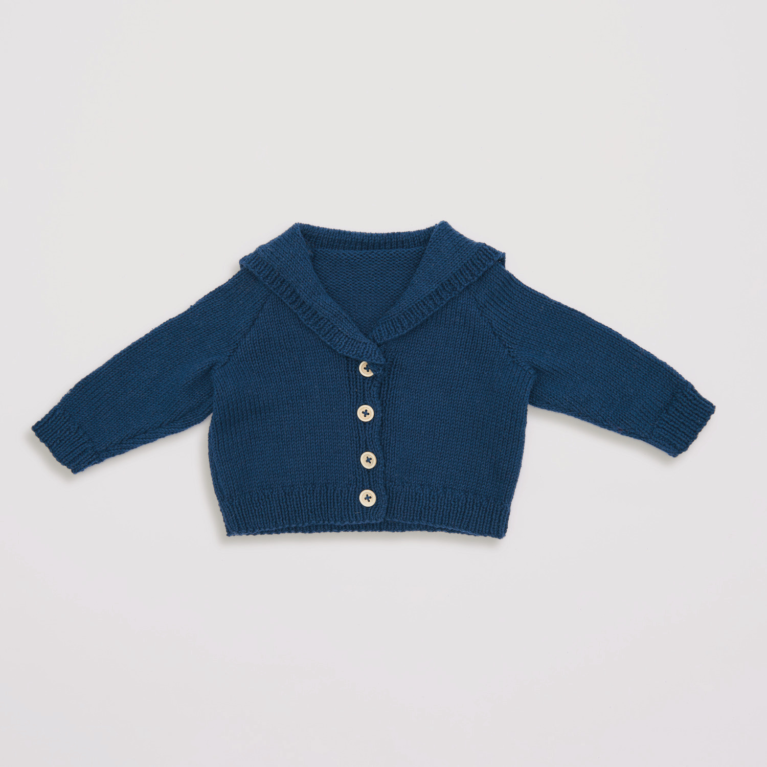 Baby Organic Cotton 50g 150m Farbe Marine von Rico Design Baby Organic Cotton: Marineblauer Strickpullover mit Knopfleiste, aus Bio-Baumwolle, 50g 150m.