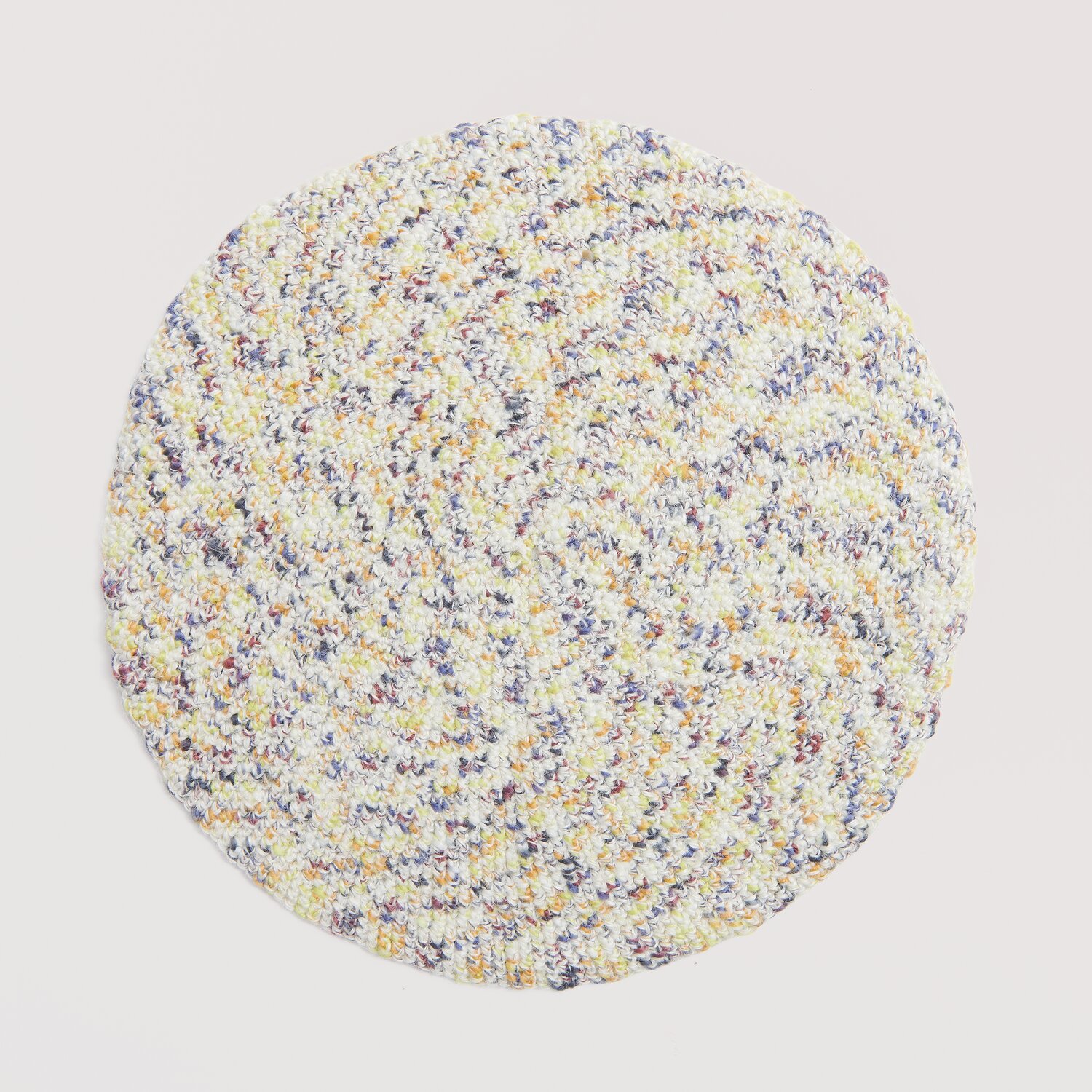 Creative "Hey Jute": Runde, mehrfarbige, gehäkelte Unterlage aus der Kollektion Die Neue Masche No. 15 Frühjahr-Sommer.