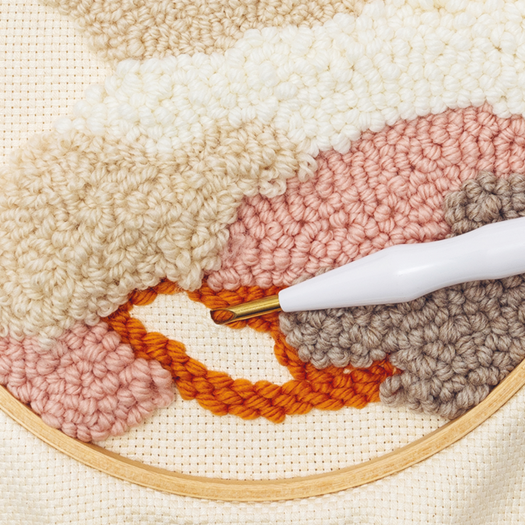 Punch Needle stickt Plattstich auf Stoff