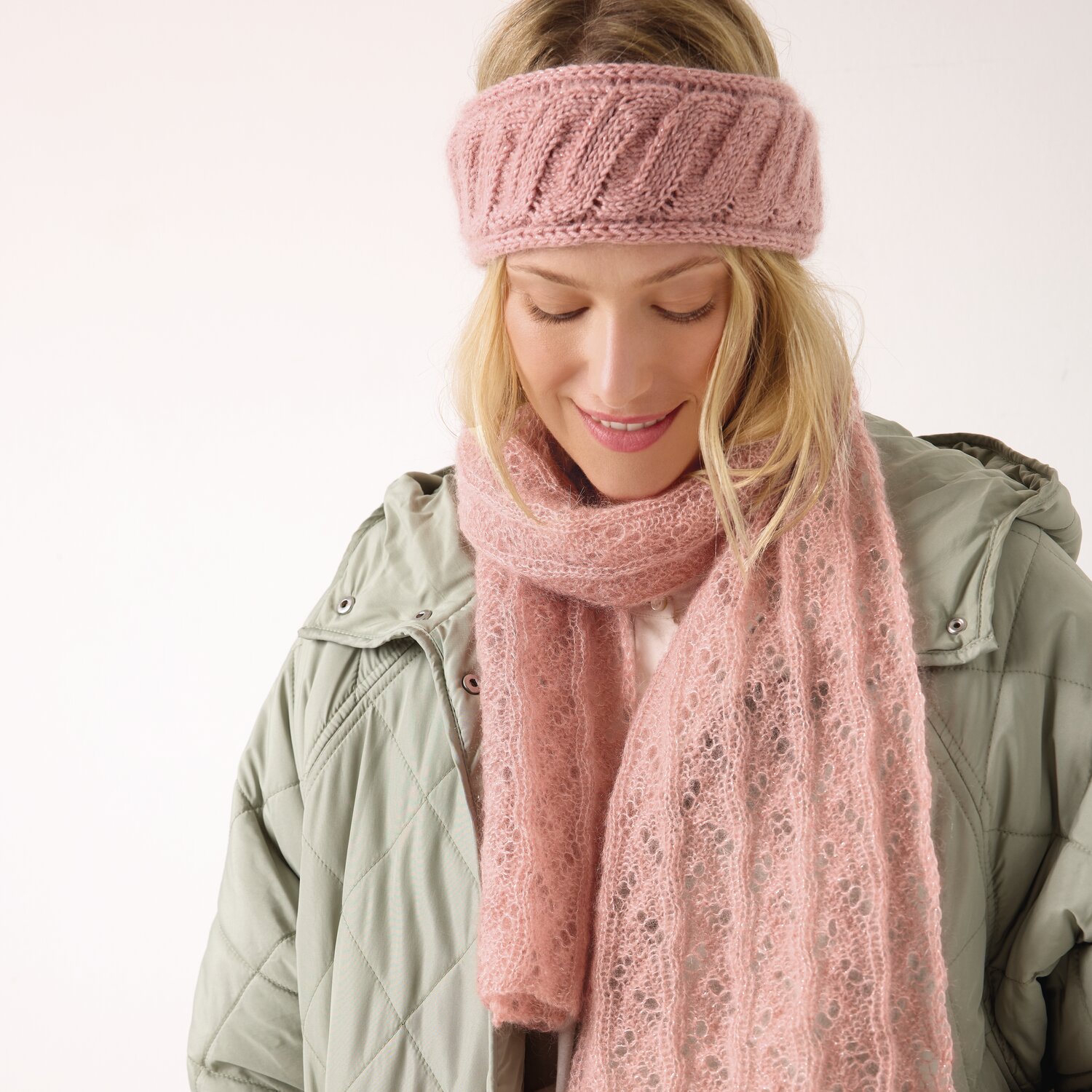 Strickset Tuch Modell 13 aus Die Neue Masche No. 13 von idee. Creativmarkt Strickset Stirnband Modell 12: Frau trägt rosa Stirnband und Schal, kombiniert mit grüner Jacke.