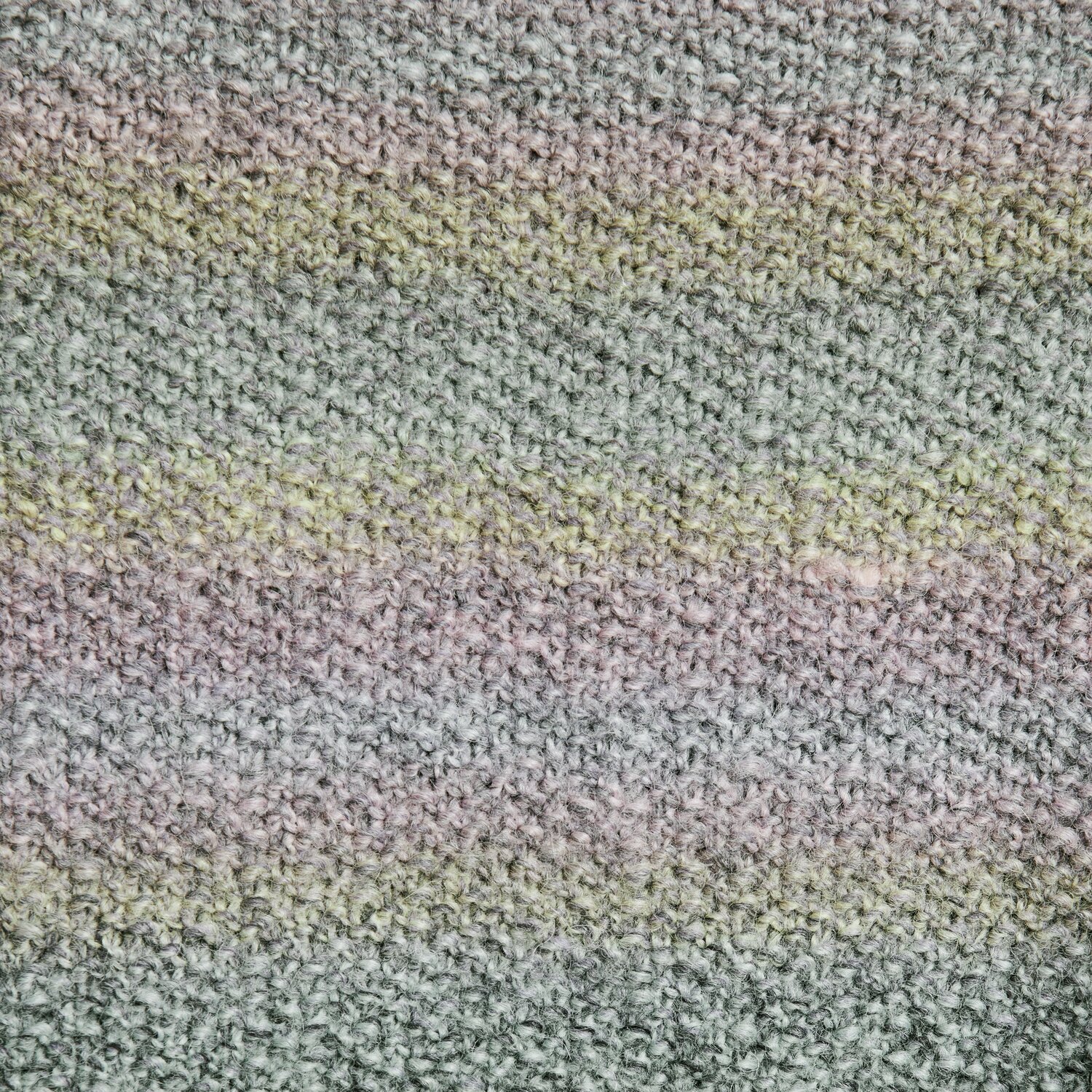 Lovewool No. 21 Herbst-Winter Sprachauswahl deutsch von Rico Design Ein strukturiertes Textil in sanften Pastelltönen, darunter Grau, Rosa und Gelb. Ideal für Heimtextilien. Marke: Unbekannt. Produkttitel: Anwendungsbild. Subtitel: Nicht verfügbar.