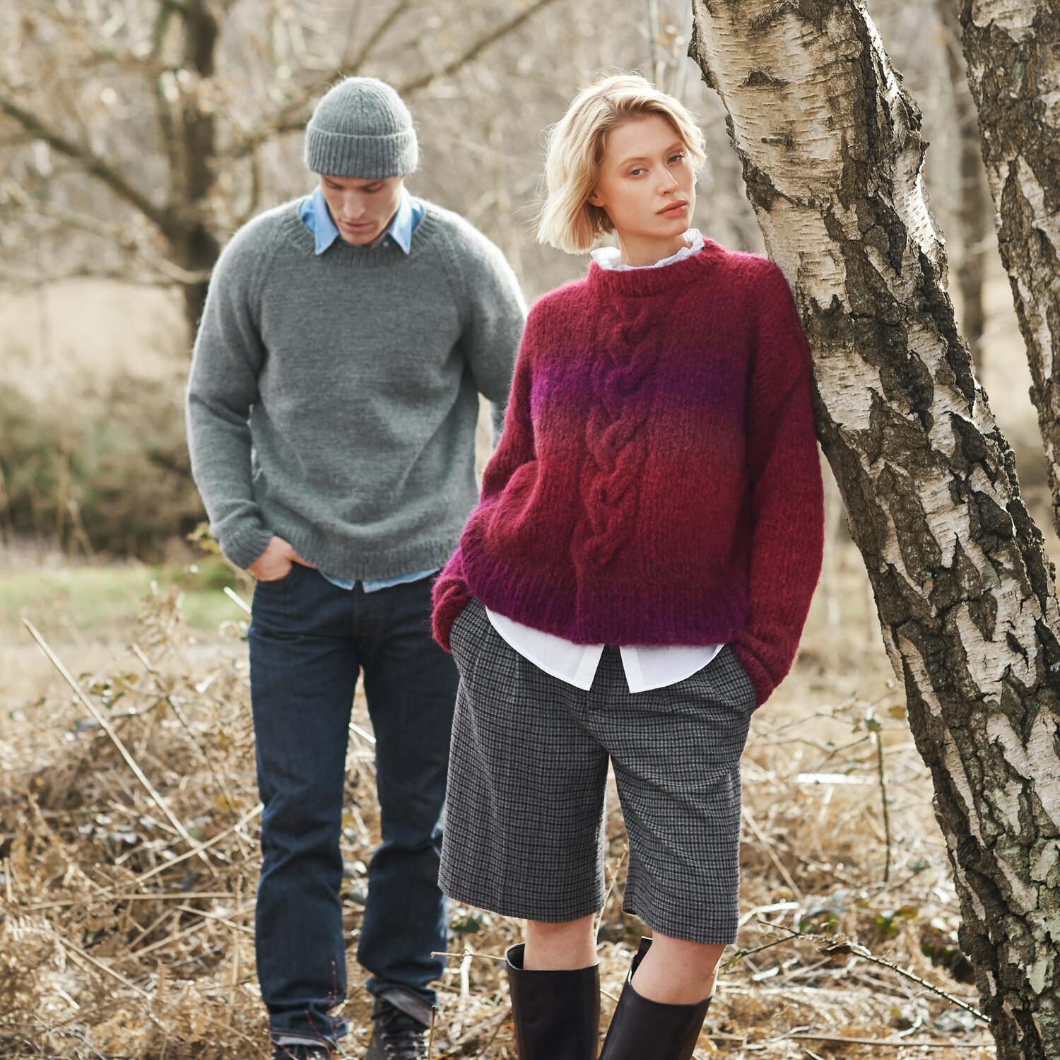Strickset Pullover Modell 32 aus Lovewool No. 21 von Rico Design Strickset Pullover Modell 32 aus Lovewool No. 21, roter Pullover mit Zopfmuster, getragen von Frau im Freien.