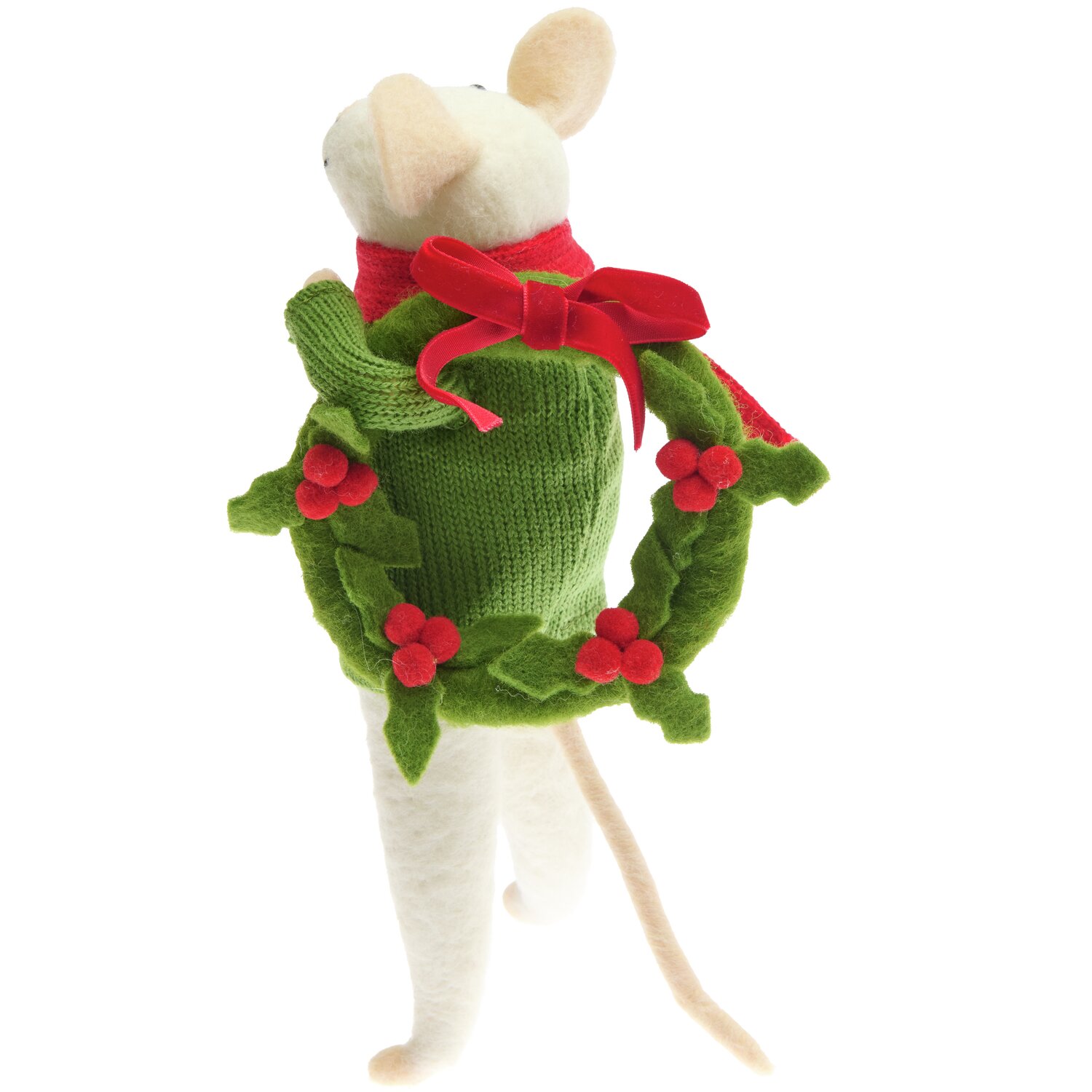 Filz-Maus mit Ilexkranz und grünem Strickpulli, dekoriert mit roten Beeren, von Rico Design.