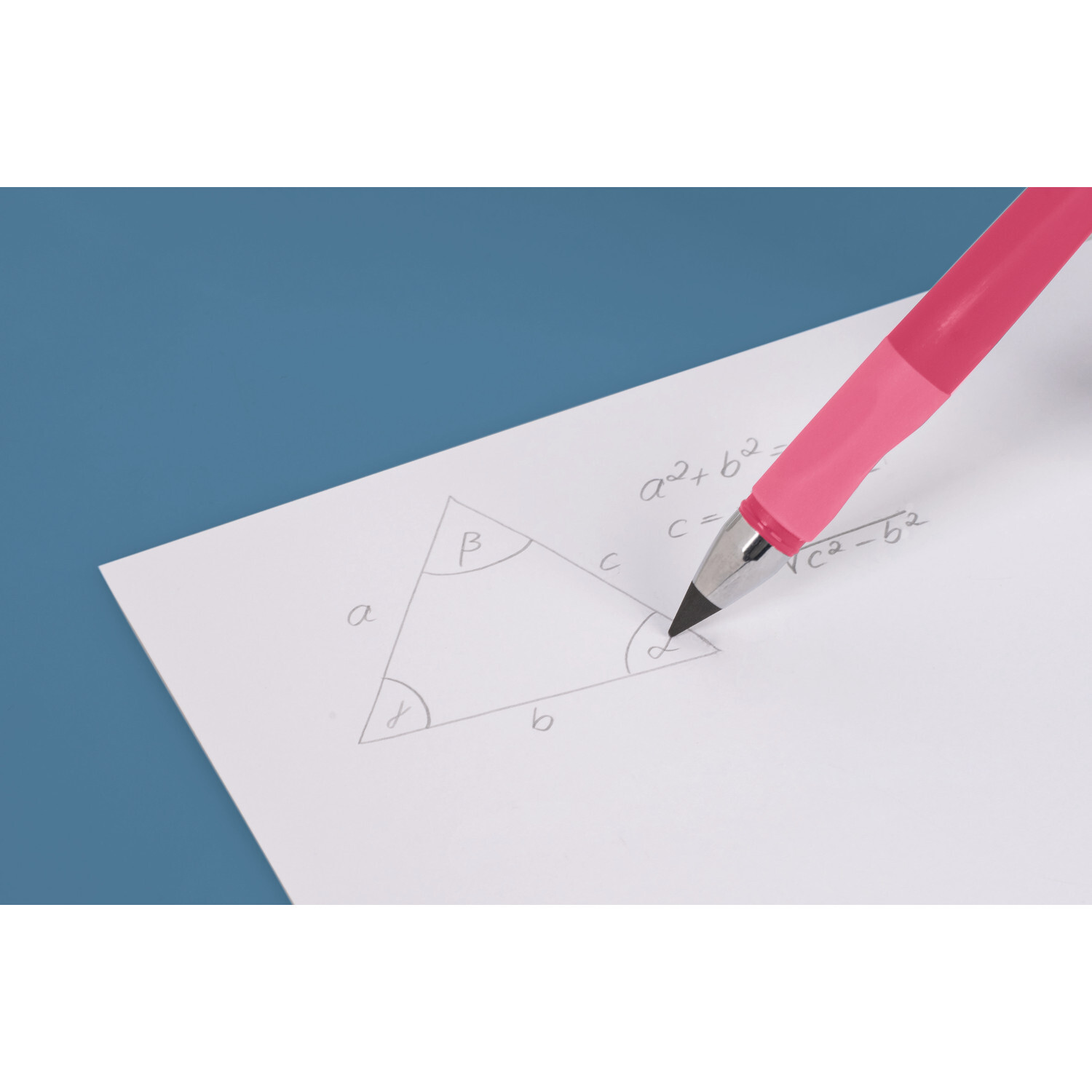 Bleistift Remove longline: Ein pinker Bleistift zeichnet ein Dreieck auf weißem Papier auf blauem Hintergrund.