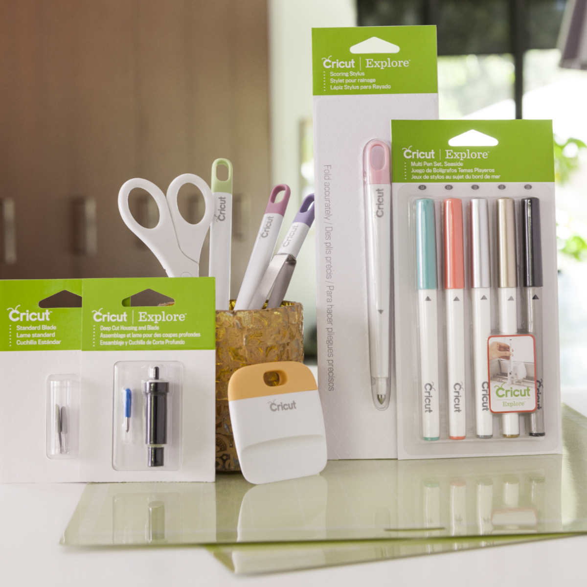 Verpackte Stifte, Material und Werkzeuge für den Schneideplotter.