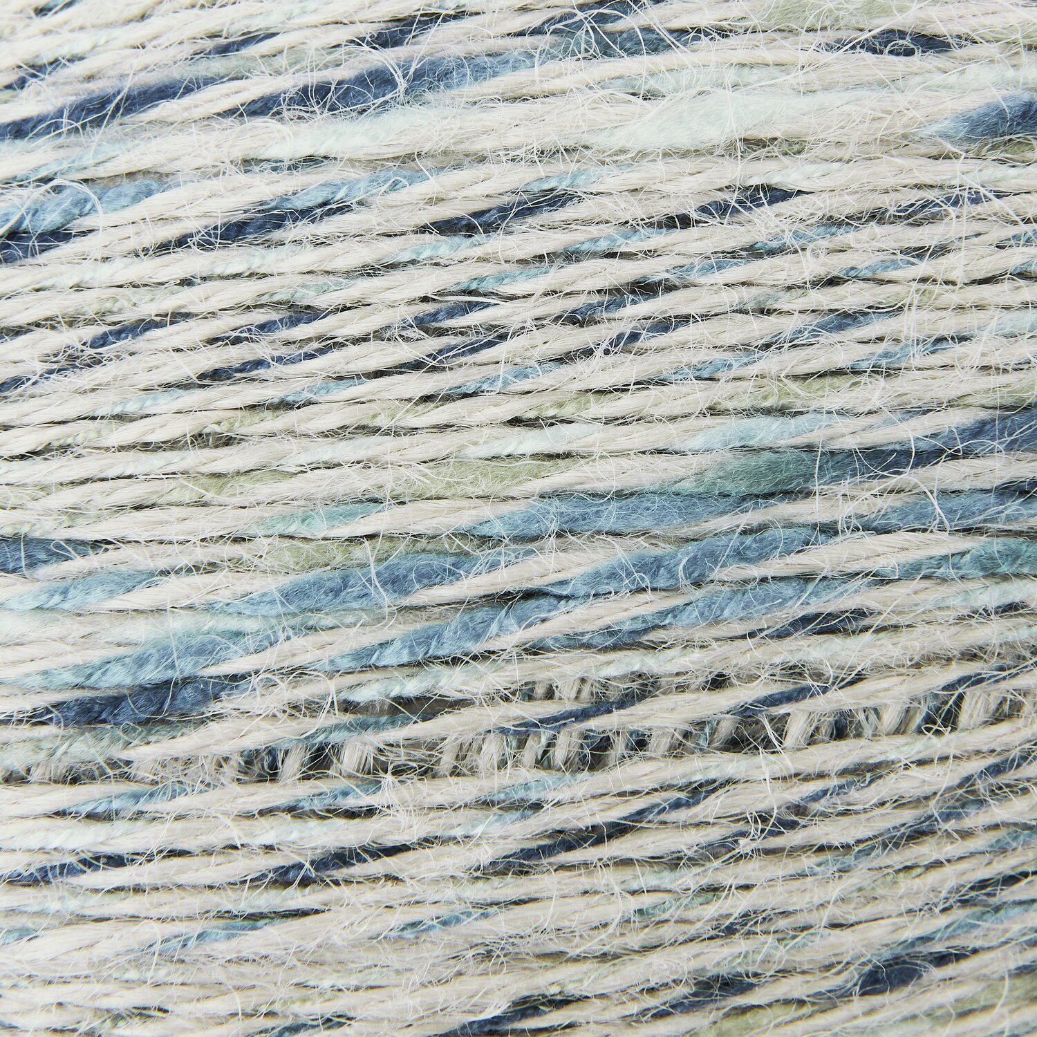 Creative "Hey Jute": Nahaufnahme von hellblauem Garn mit natürlichen Fasern, 100g 130m.