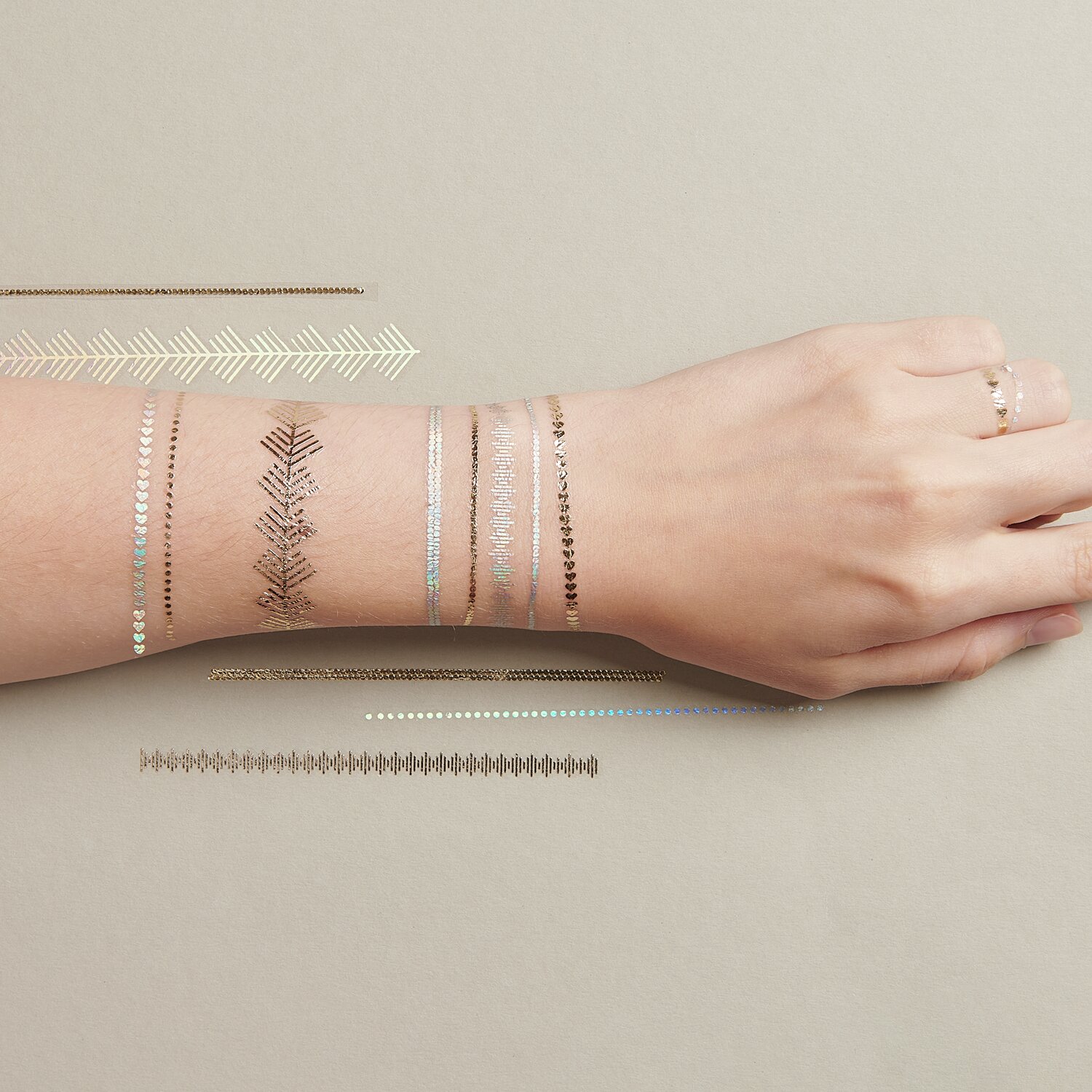 Tattoos Festival Love: 19-teiliges Set von Rico Design mit goldenen und silbernen Motiven auf einem Arm. Ideal für kreative Körperkunst.