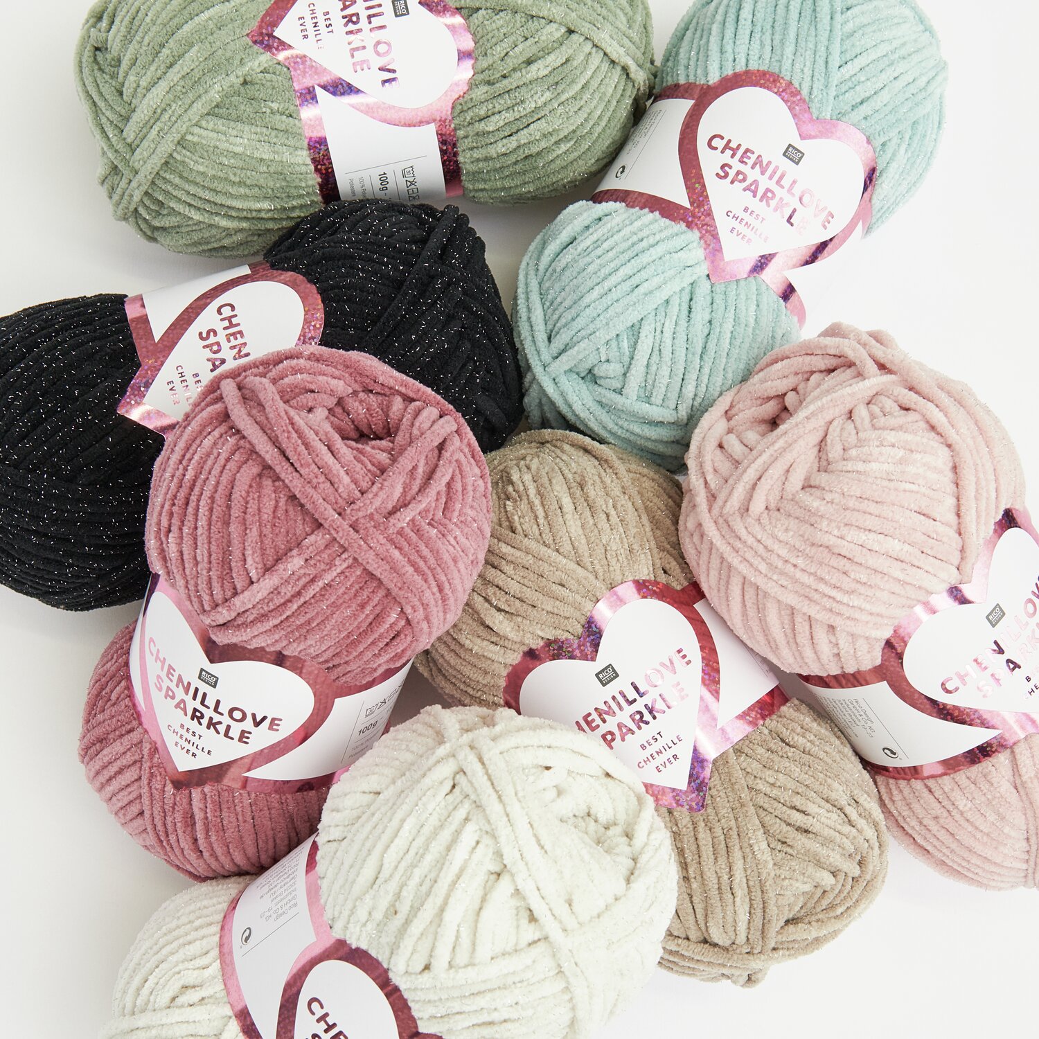 Creative Chenillove Sparkle Sortiment I 70-teilig zeigt bunte Chenille-Garne in Creme, Aqua, Salbei, Schwarz, Taupe, Altrosa und Beere.