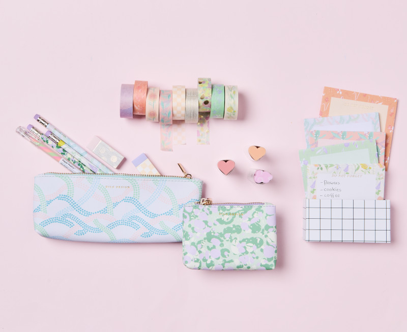 Pastell farbige Etuis, Tapes, Stifte, Radiergummis und Notizzettel der Kollektion The Sky Is The Limit. Flatlay von Produkten.