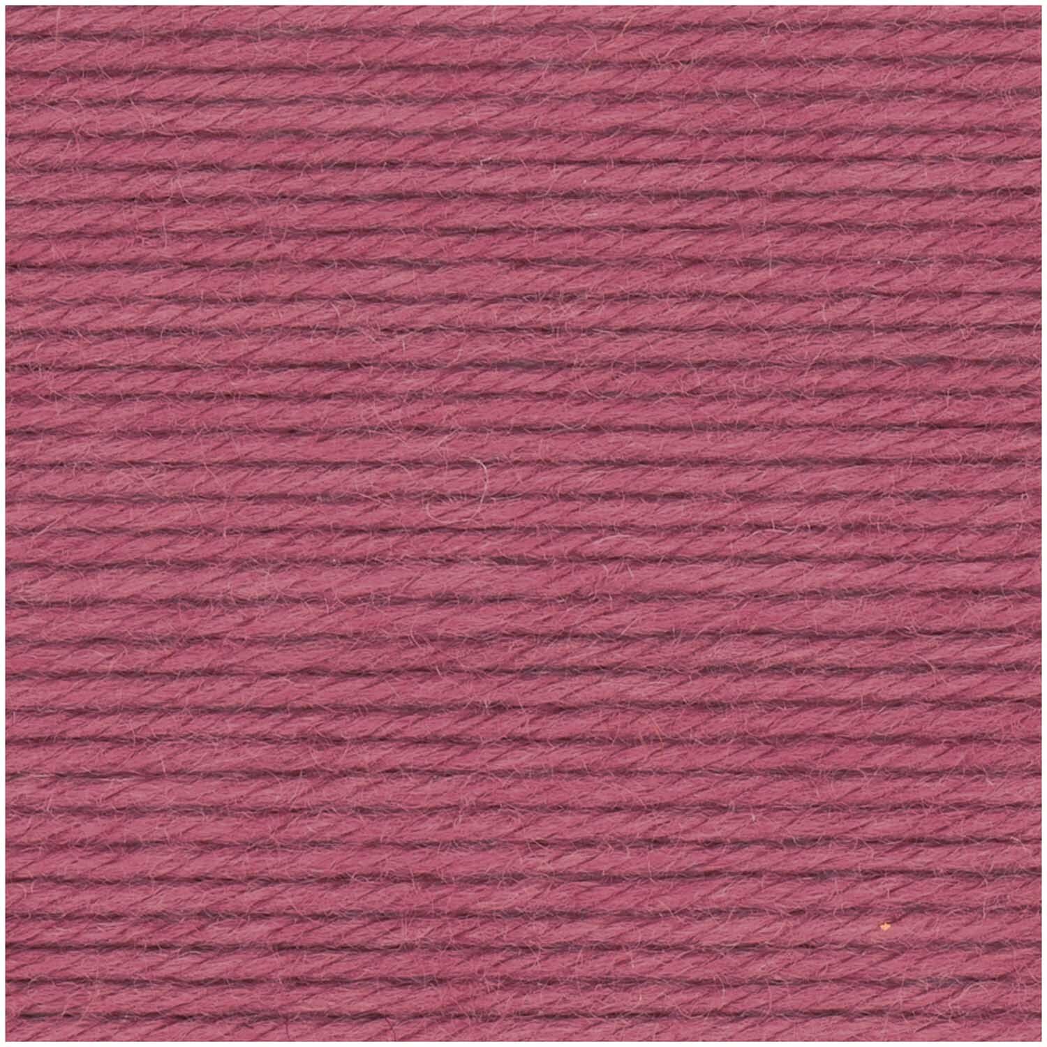 Siena Wolle in Orchidee von Wolle Rödel, 50g, 135m. Nahaufnahme der weichen, violetten Garnstruktur.