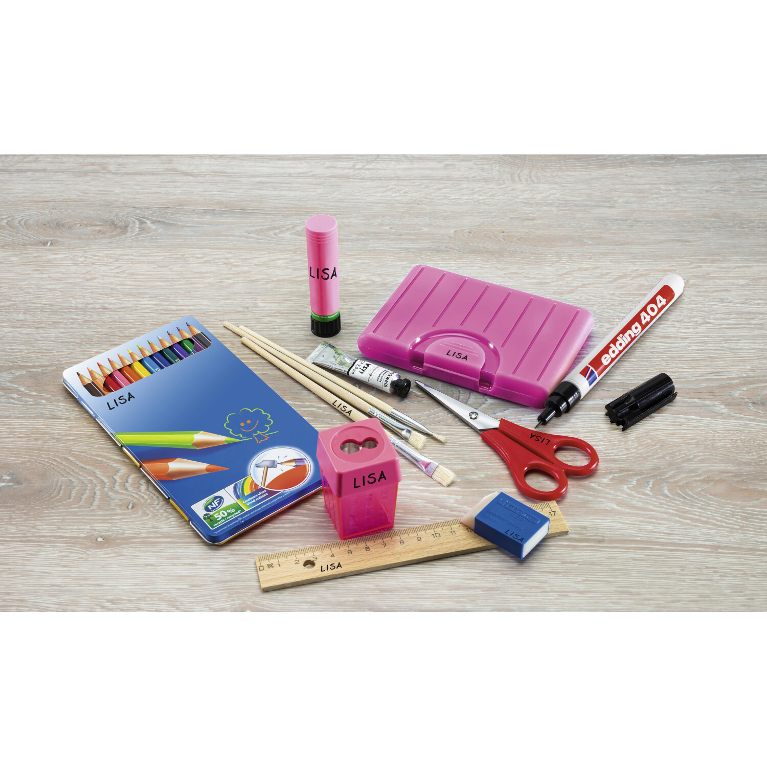 404 Permanentmarker schwarz 0,75mm von edding International  404 Permanentmarker schwarz 0,75mm liegt auf einem Tisch mit Schulmaterialien wie Lineal, Schere und Buntstiften.