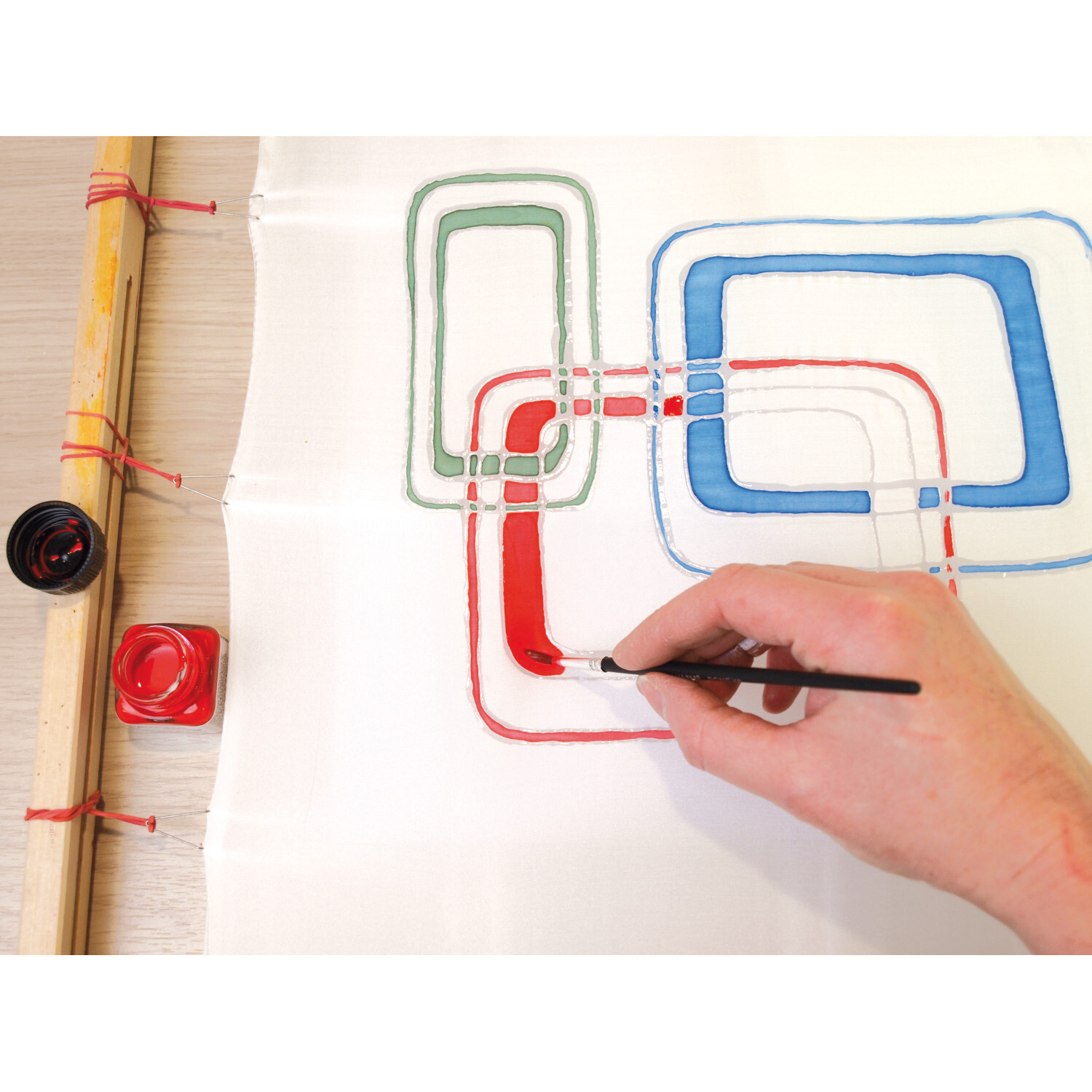 Javana Seidenmalfarben-Set Grundfarben: Hand malt geometrische Muster auf Seide mit Rot, Blau und Grün.