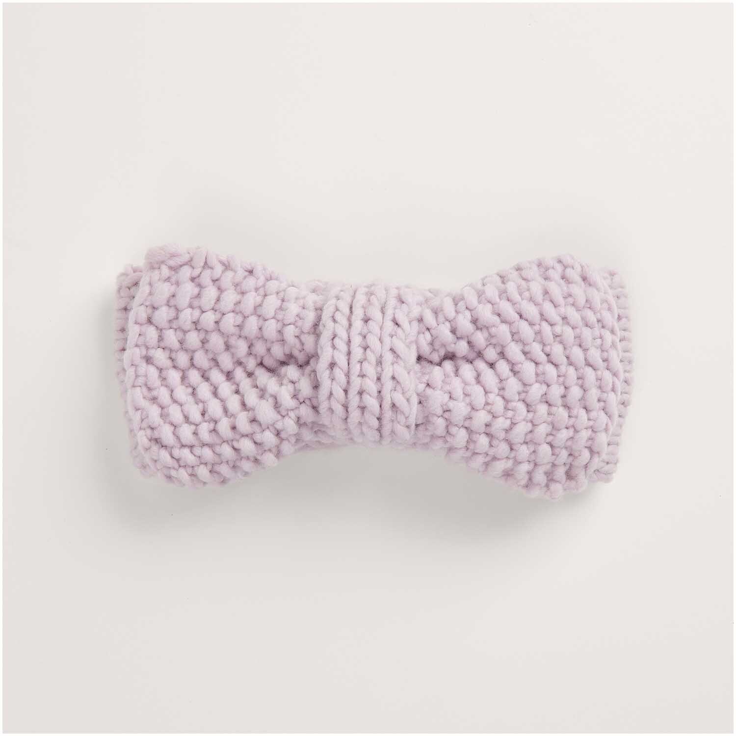 Strickset Stirnband Modell 05 in zartem Flieder aus der Kollektion Made by Me Nr. 17. Das Stirnband ist handgestrickt und präsentiert sich in einer eleganten Legeware-Darstellung.