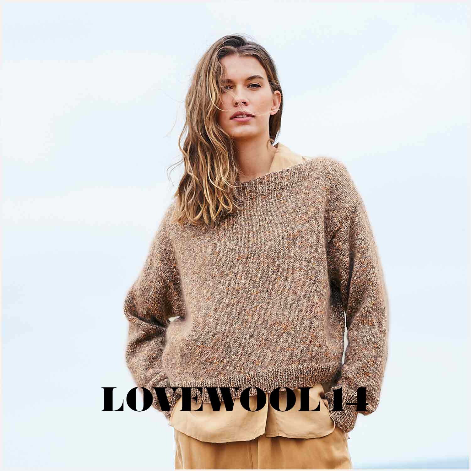 Essentials Super Kid Mohair Loves Silk Pullover in Staub von Rico Design, getragen von Frau am Strand.