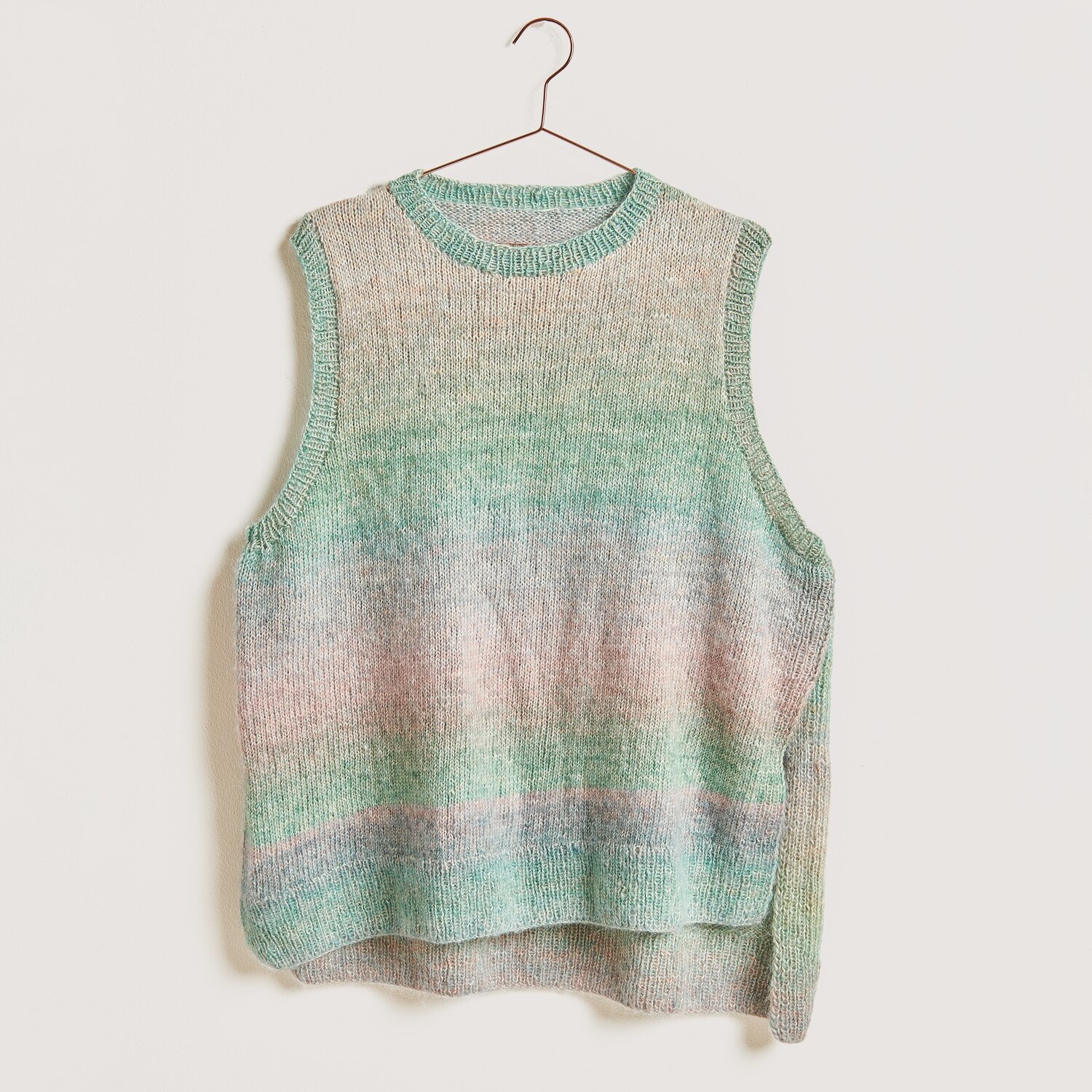 Die Neue Masche No. 12 Frühjahr-Sommer von idee. Creativmarkt Die Neue Masche No. 12 Frühjahr-Sommer: Ärmelloser Pullover in sanften Pastelltönen, gestrickt aus Creative Painted Power Cotton dk.