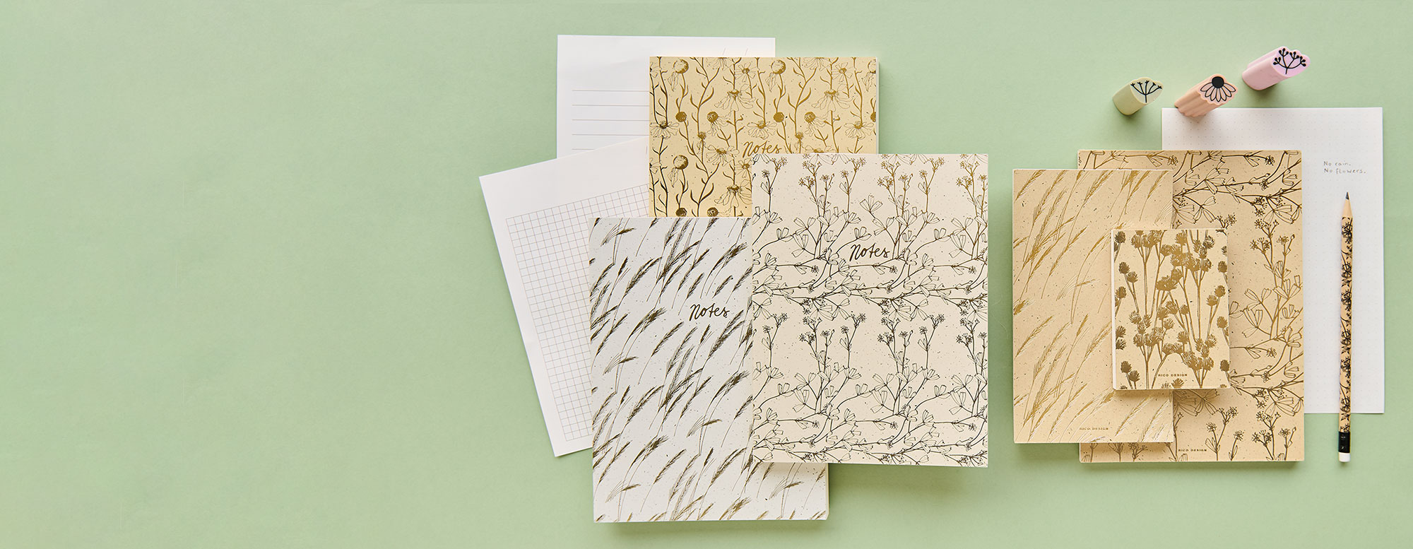 Notizbücher in verschiedenen Größen, Motiven und ein Bleistift mit drei Radiergummis. Flatlay von Produkten aus der Kollektion In The Meadow.