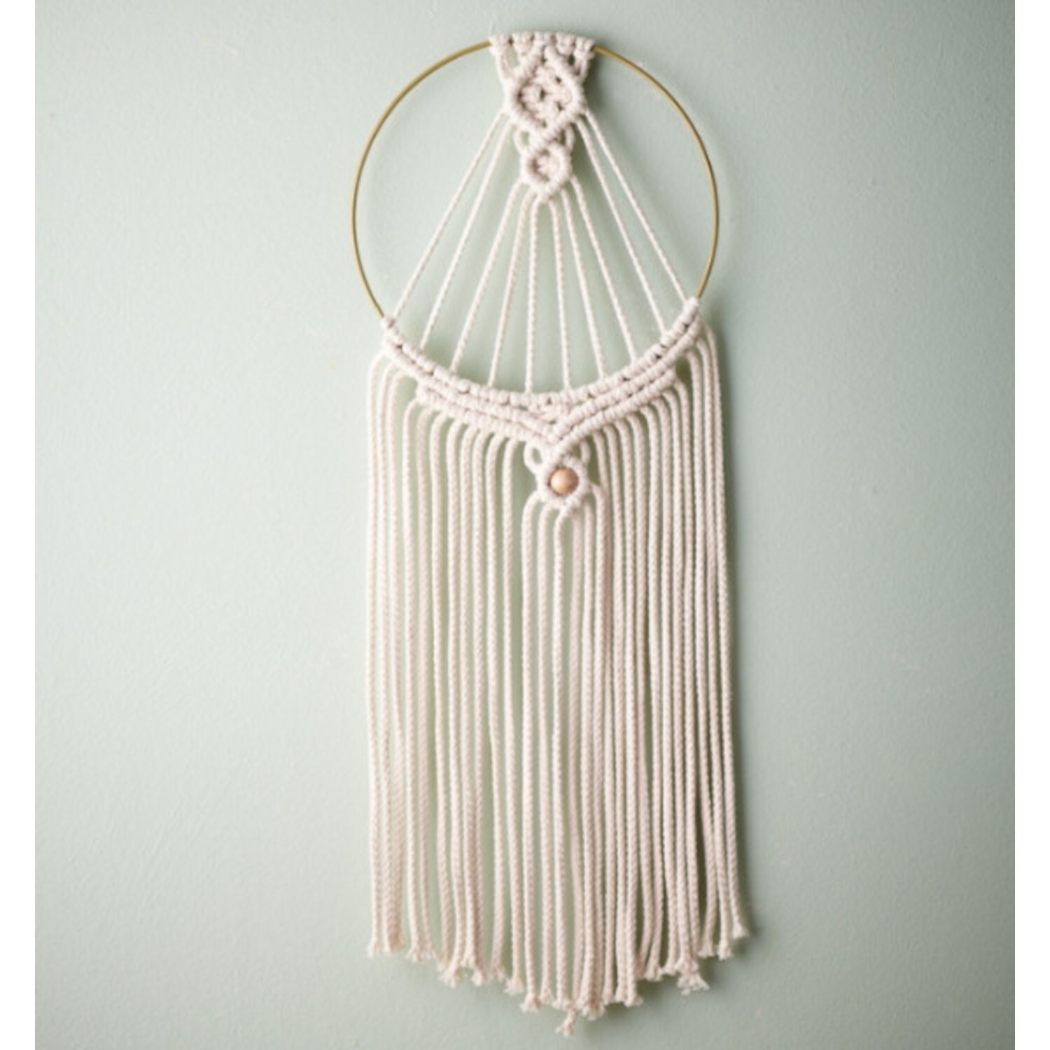 Kreative Traumfänger: Eleganter Traumfänger mit weißem Makramee-Design und goldfarbenem Ring. Ideal für stilvolle Wohnräume.