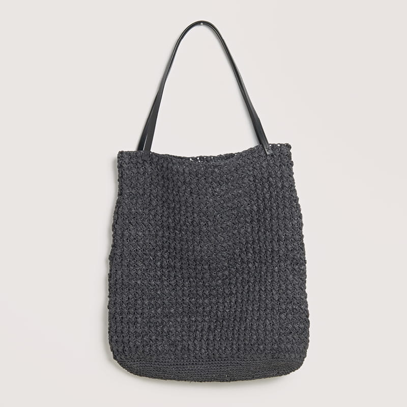 Gehäkelte Tasche in Schwarz: Modell 09 aus dem Heft Luxury Knits Summer Pieces